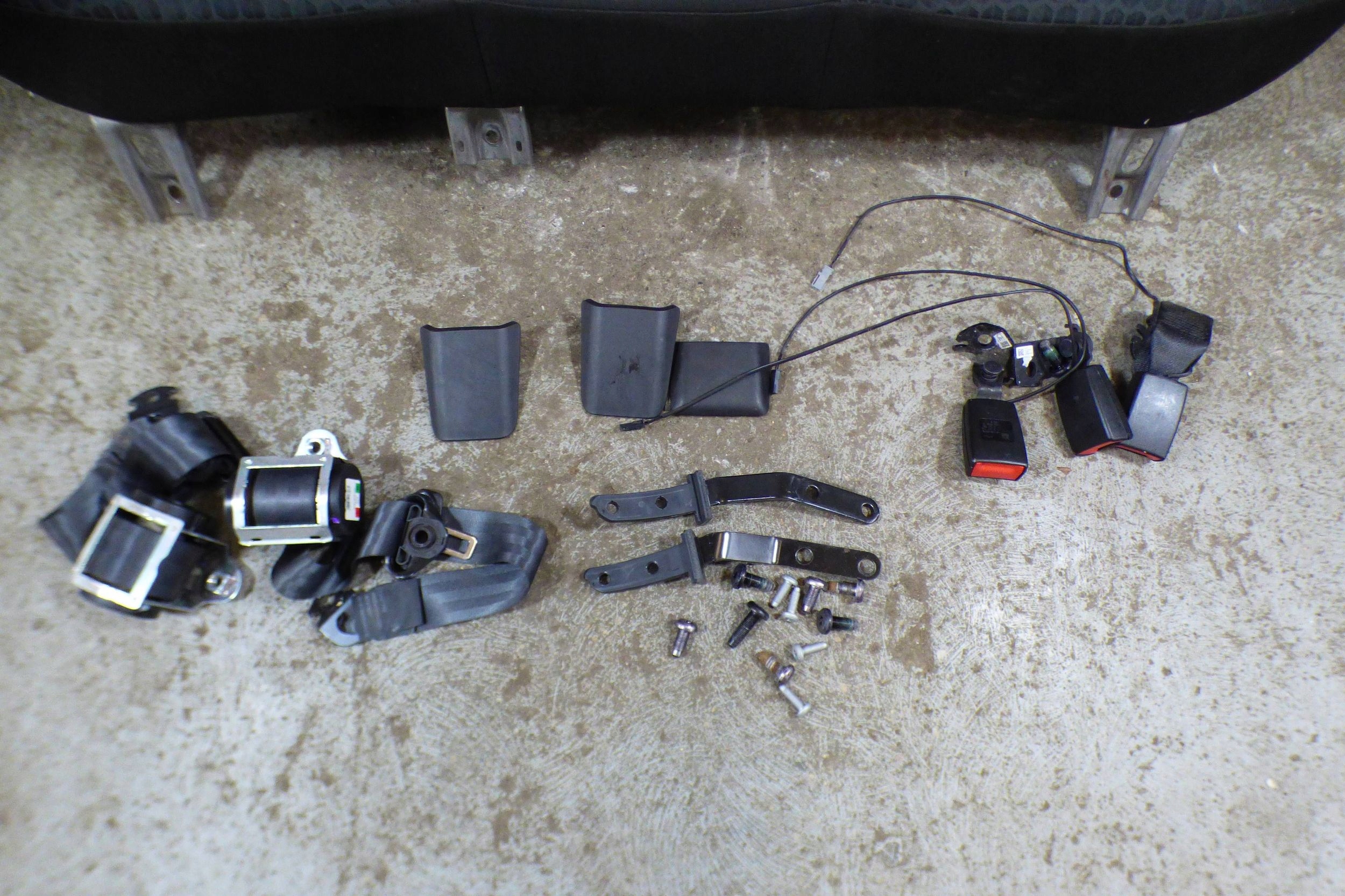 Opel Corsa E HB 5D Sitz Gurten zapinki kpl.