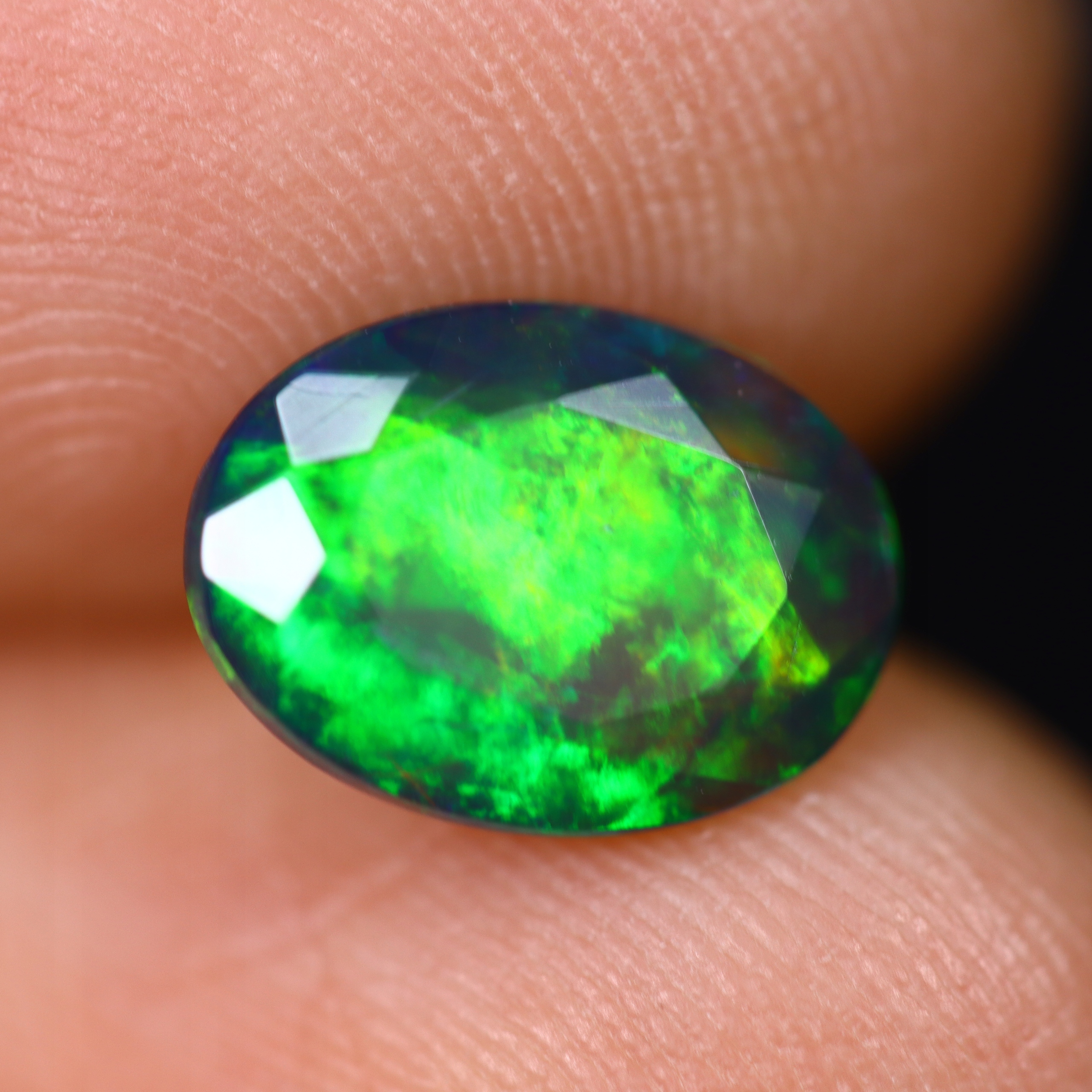 Přírodní opál černý 1.38 ct Ovál Etiopie certifikát Wbd
