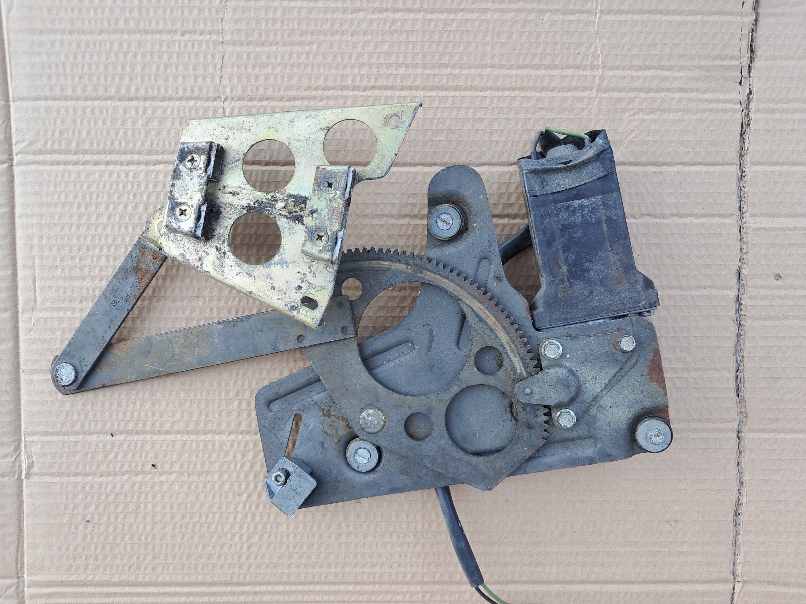 lift rear part left MERCEDES 107 SLC 1076700903