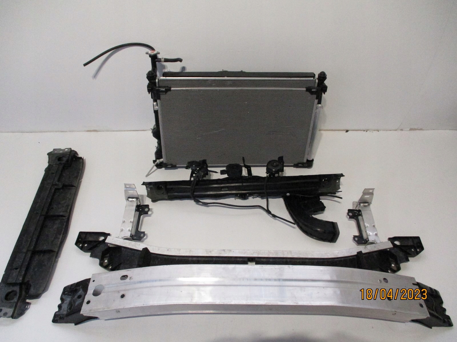 Pas przedni chłodnice TOYOTA RAV 4 21R HYB