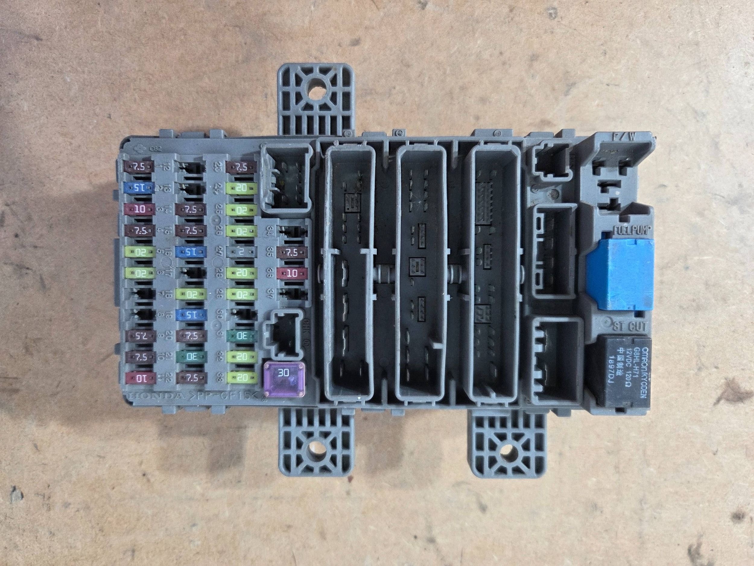Honda Civic VIII Module fusibles A00011 (K118)