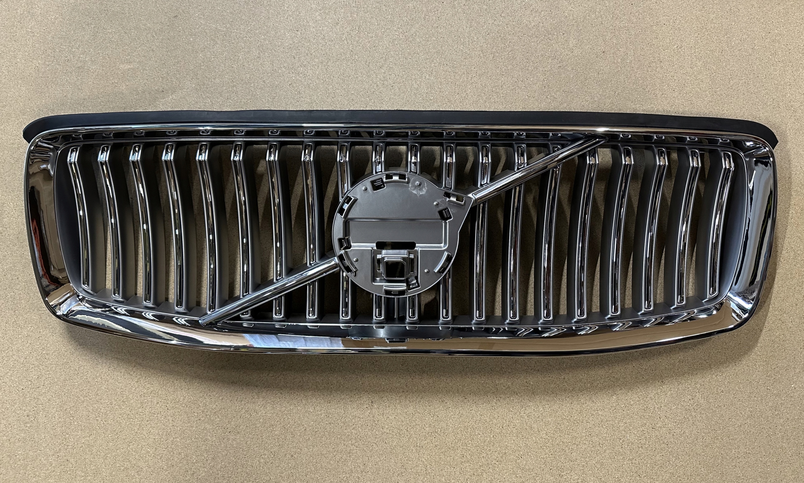 ATRAPA GRILL ZDERZAKA VOLVO XC90 II LIFT SREBRNY POD KAMERĘ 2019-2024