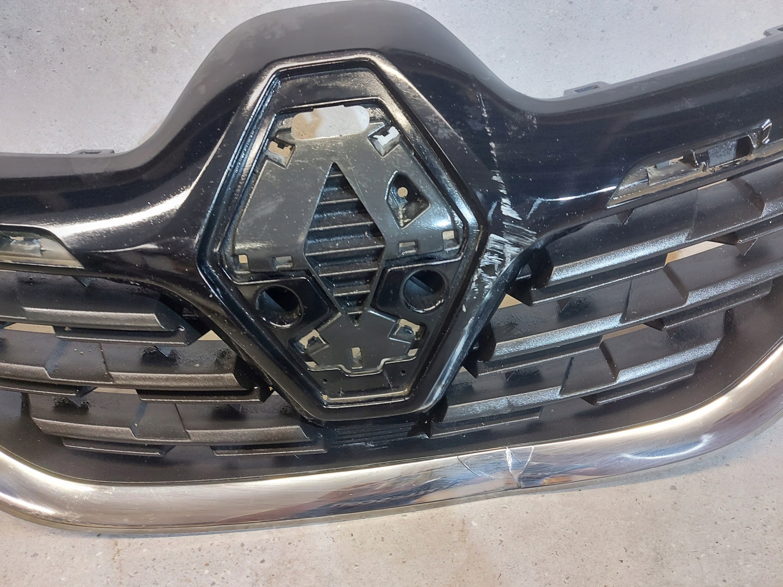 решетка радиатора renault CAPTUR II 2 623105565R