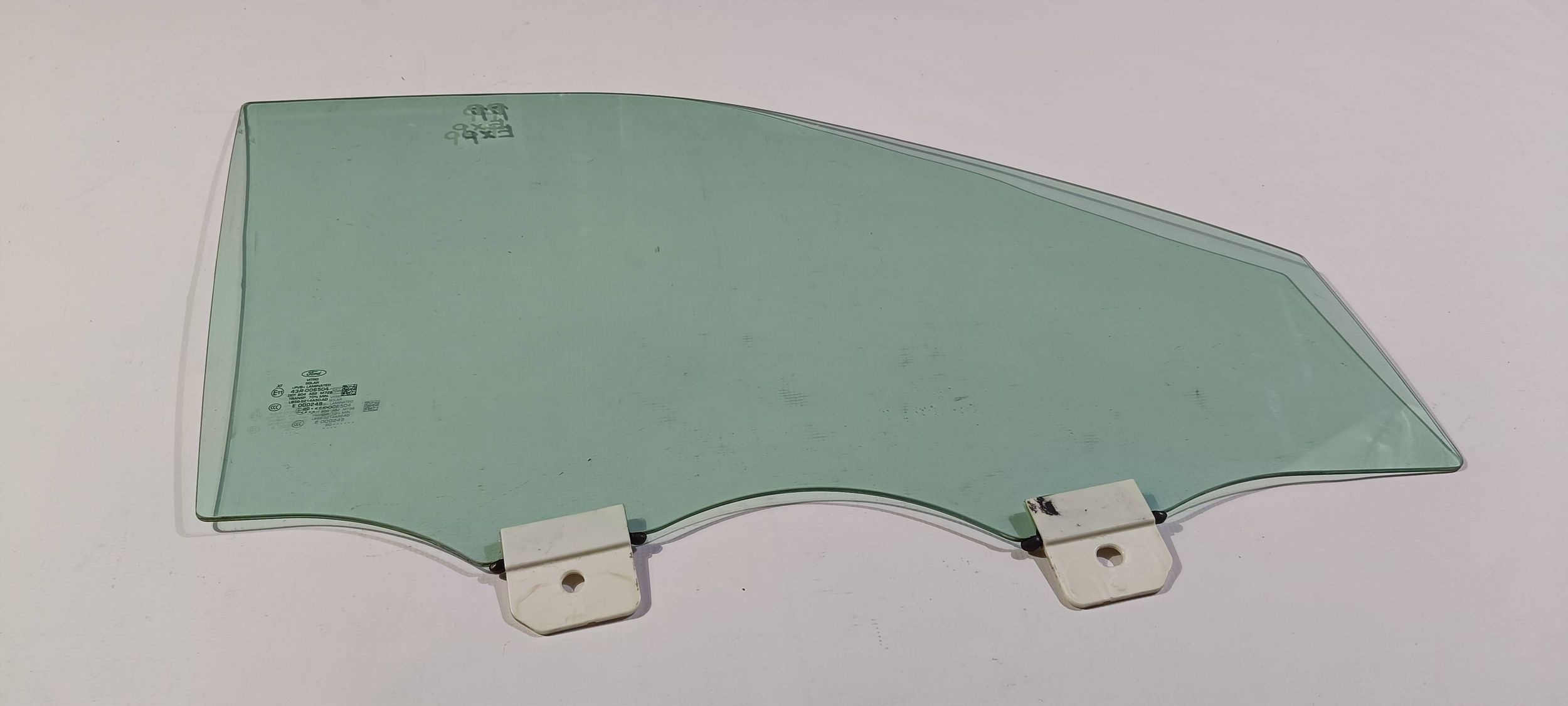window front front right door of the passenger Ford Explorer 2020