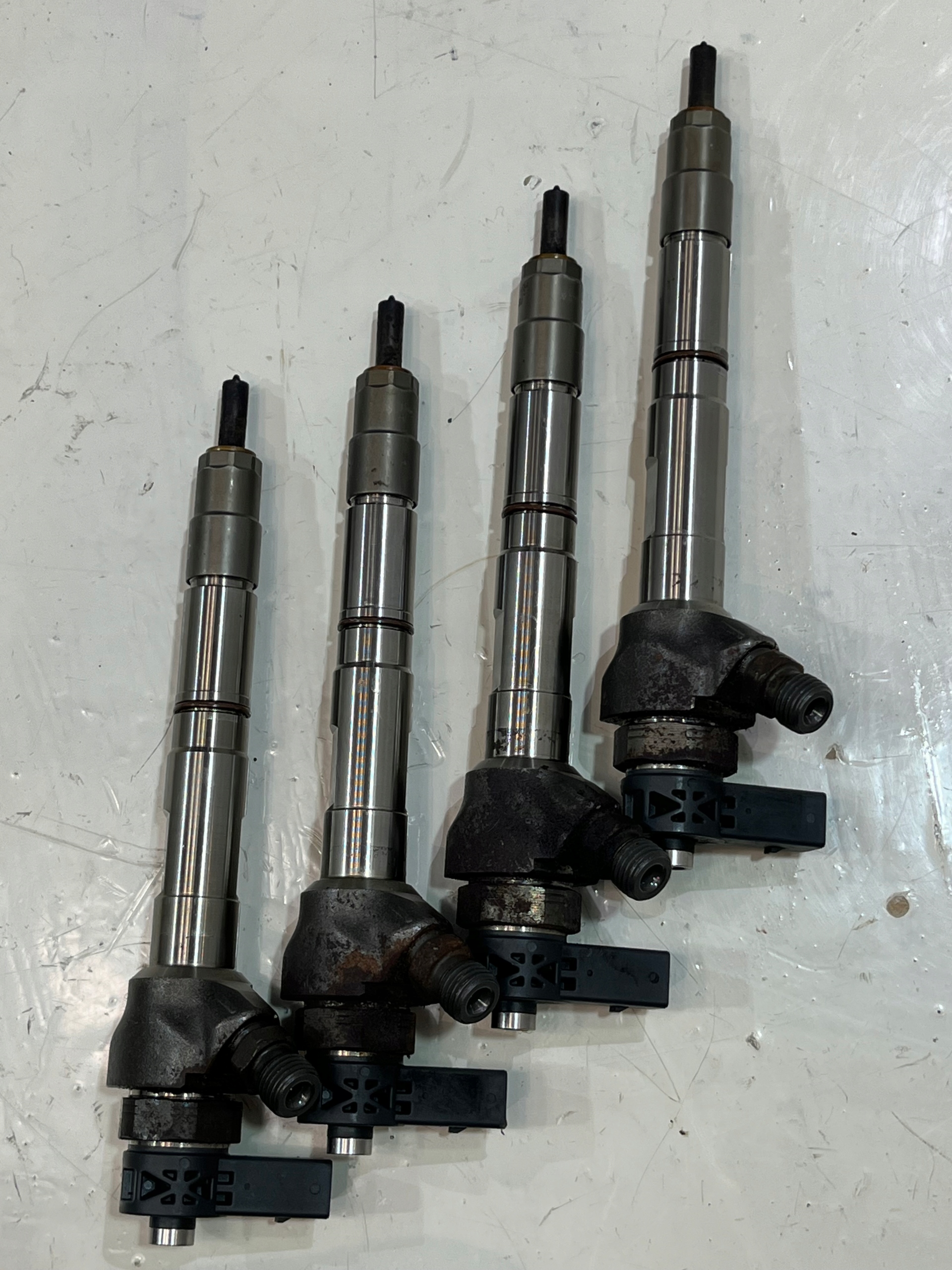 форсунка vw PASSAT B8 1.6 tdi 04L130277AD уверен