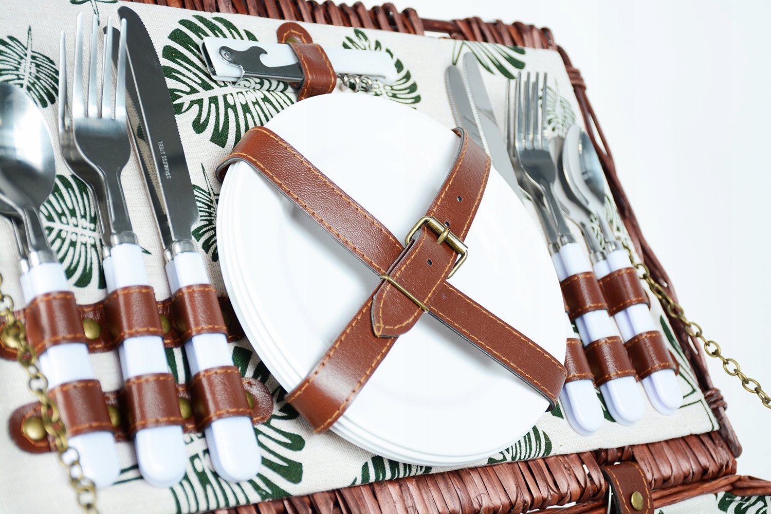 KOSZ PIKNIKOWY WIKLINOWY ZESTAW NA PLAŻE DLA 4 OSÓB TALERZAMI KIELISZKAMI Rodzaj kosz piknikowy