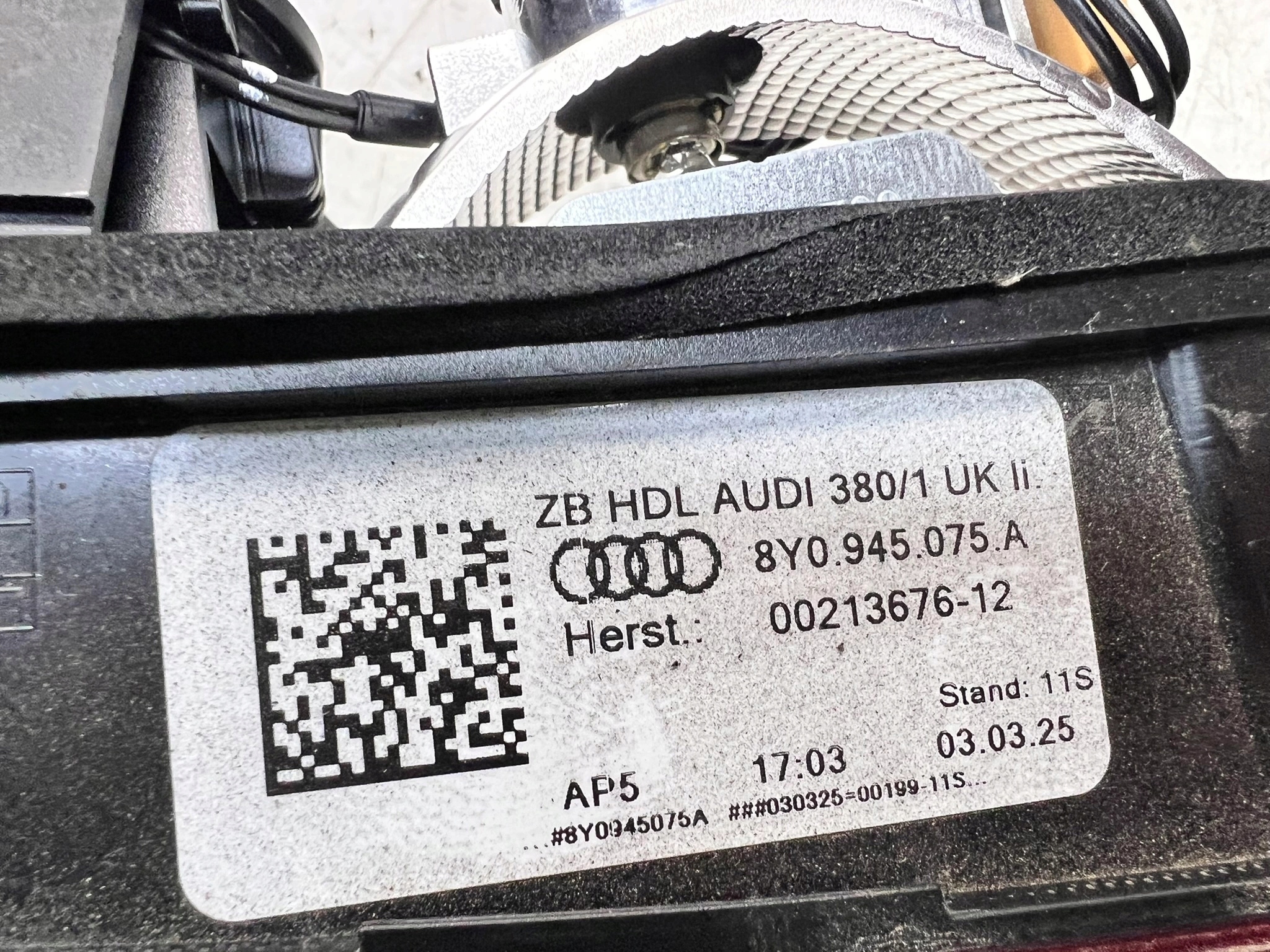 light left rear part to the bonnet AUDI A3 8Y 8Y0945075A