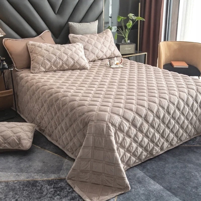 Beżowa Narzuta na Łóżko 220 na 240 Welurowa Pokrowiec kremowy