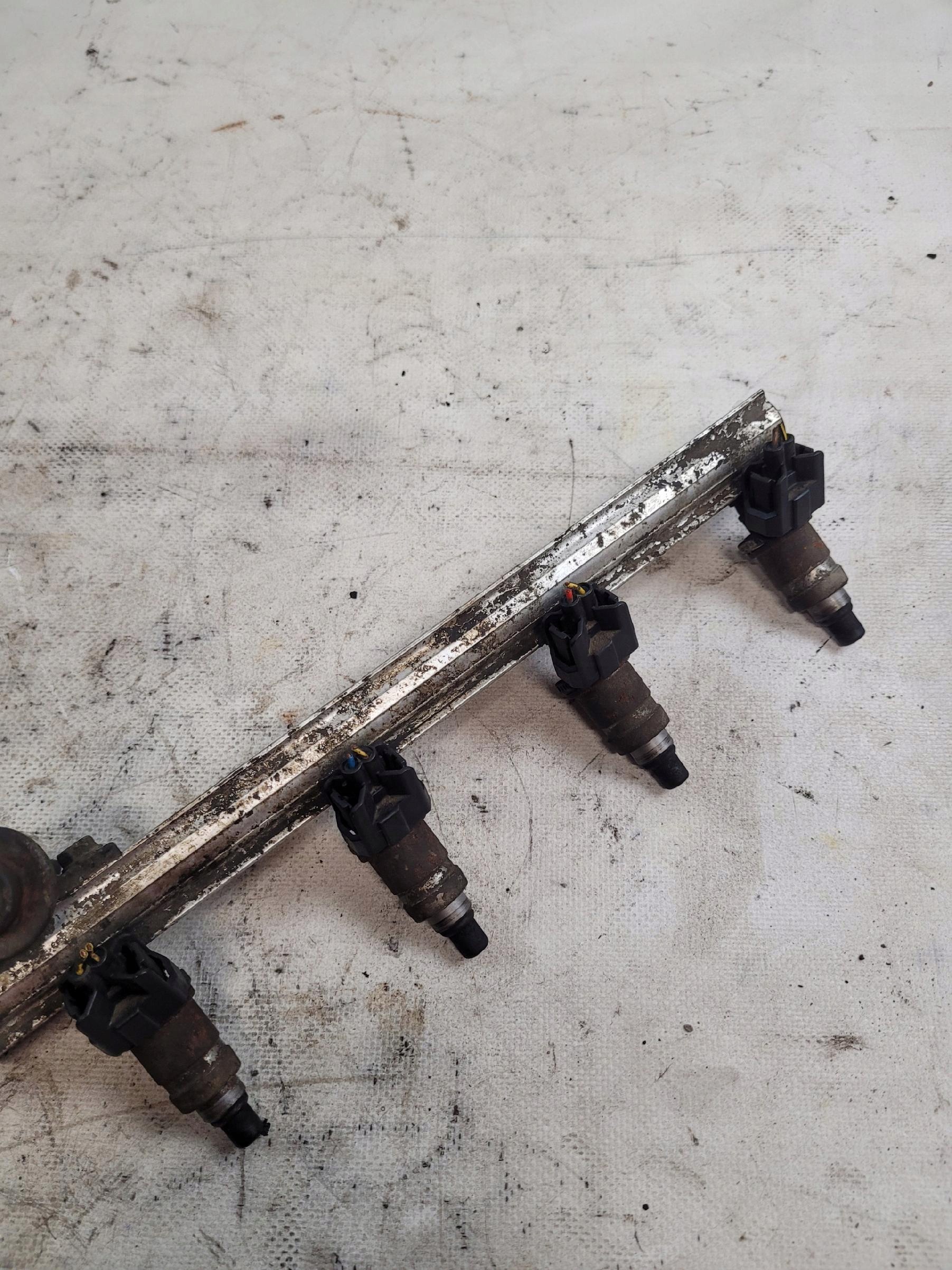 injection ramp + injectors HONDA CIVIC VI 1.4B 97r.