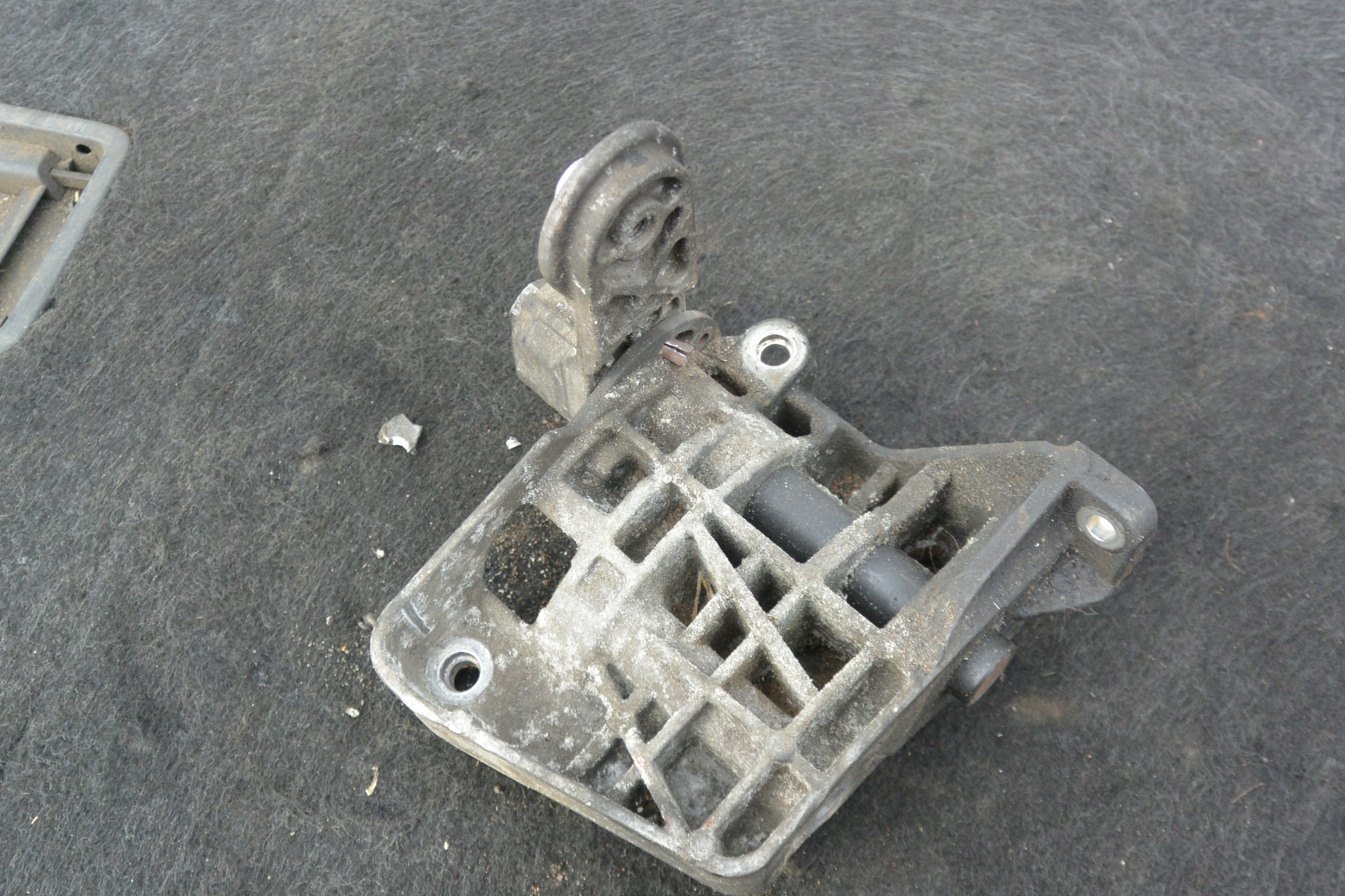 SUPPORTO POMPY SERVOSTERZO 3.0D M57 BMW X5 X6 E70 E71