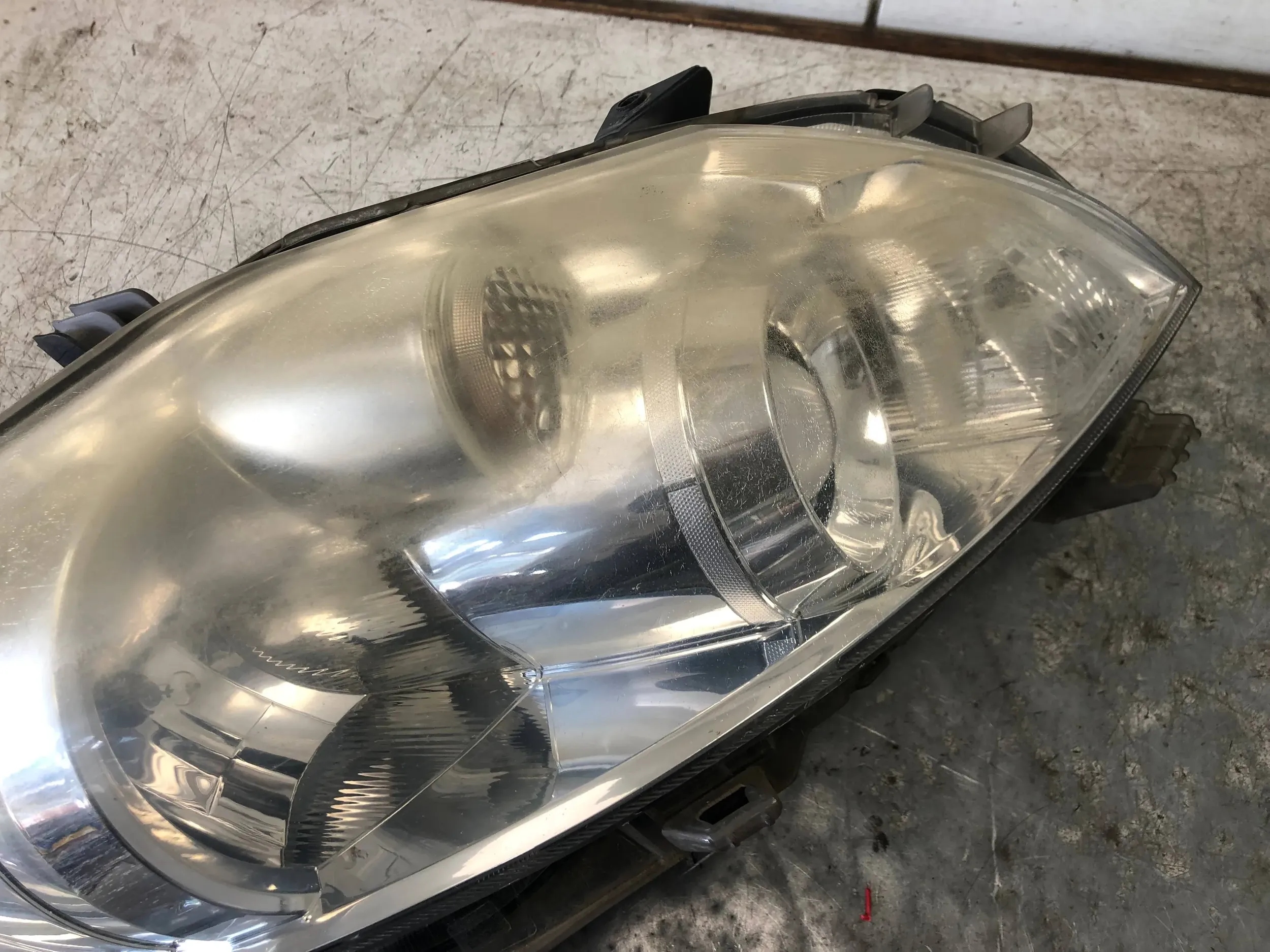 light right front TOYOTA AURIS and LIFT 81110-02A40