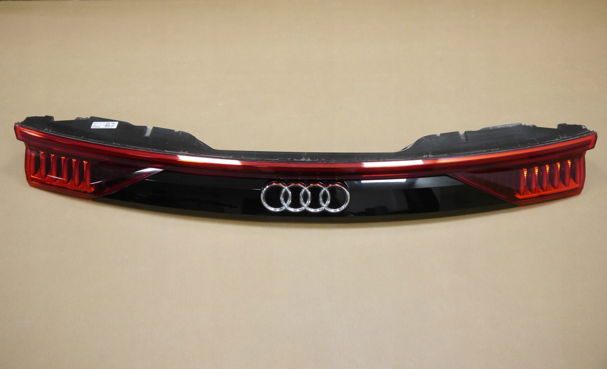 AUDI Q8m8 ФАРА ЗАД. LEDm8945095m