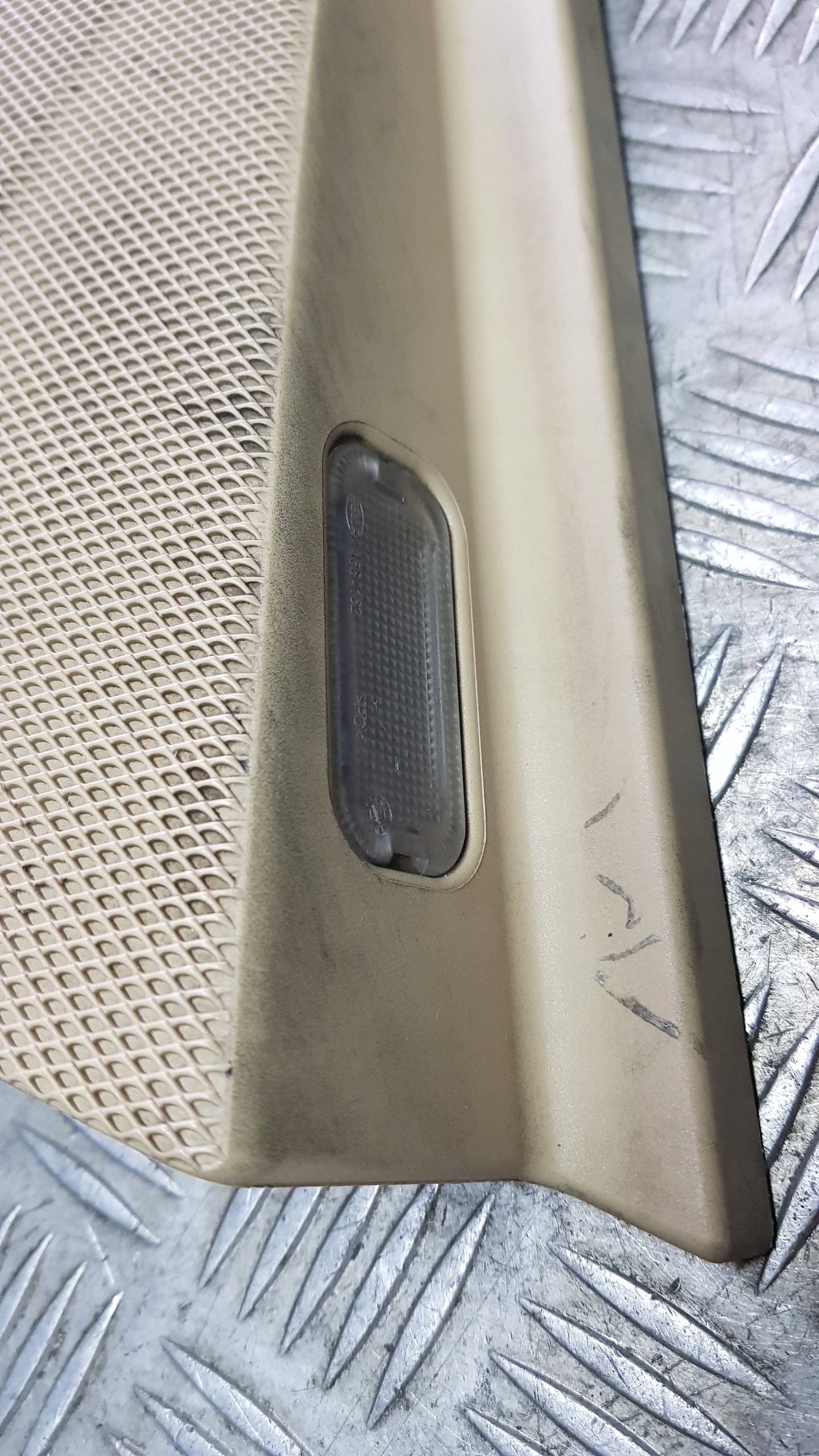 MERCEDES W211 krycí repráku tapacíry levá