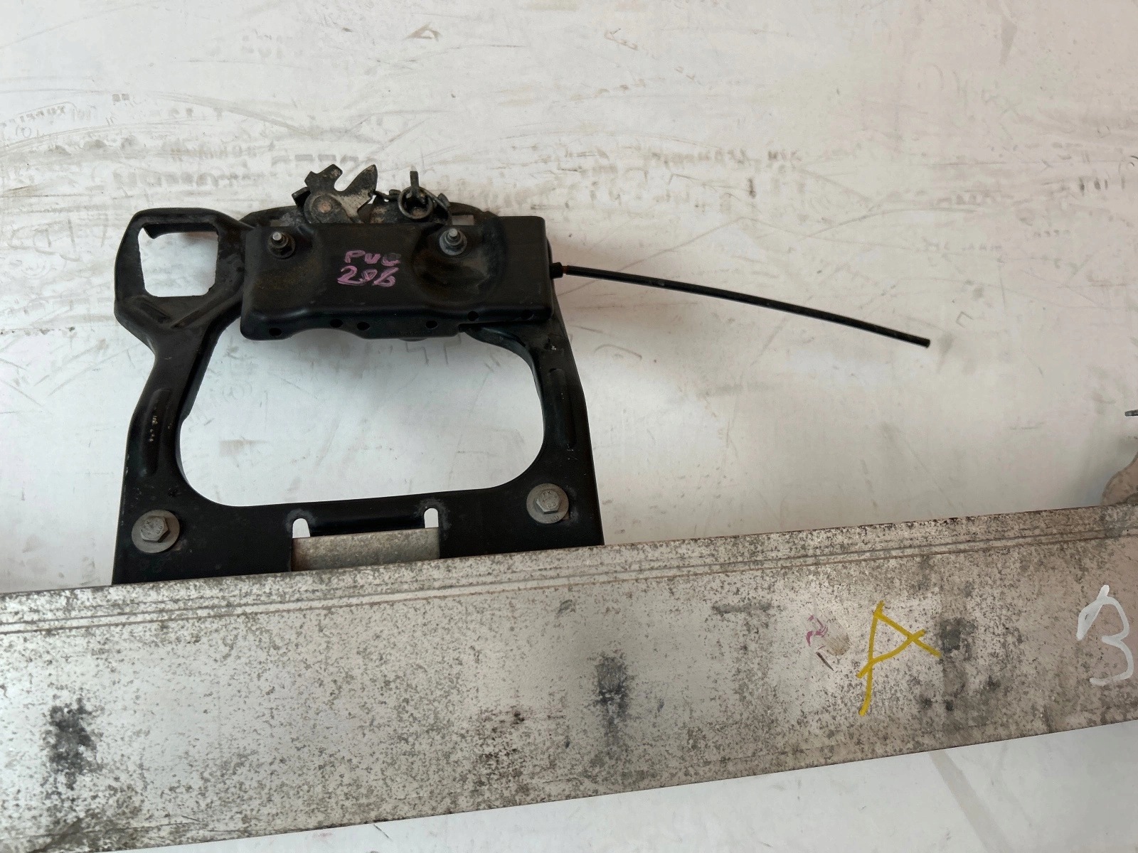 sider bar, wall front Peugeot 208 and