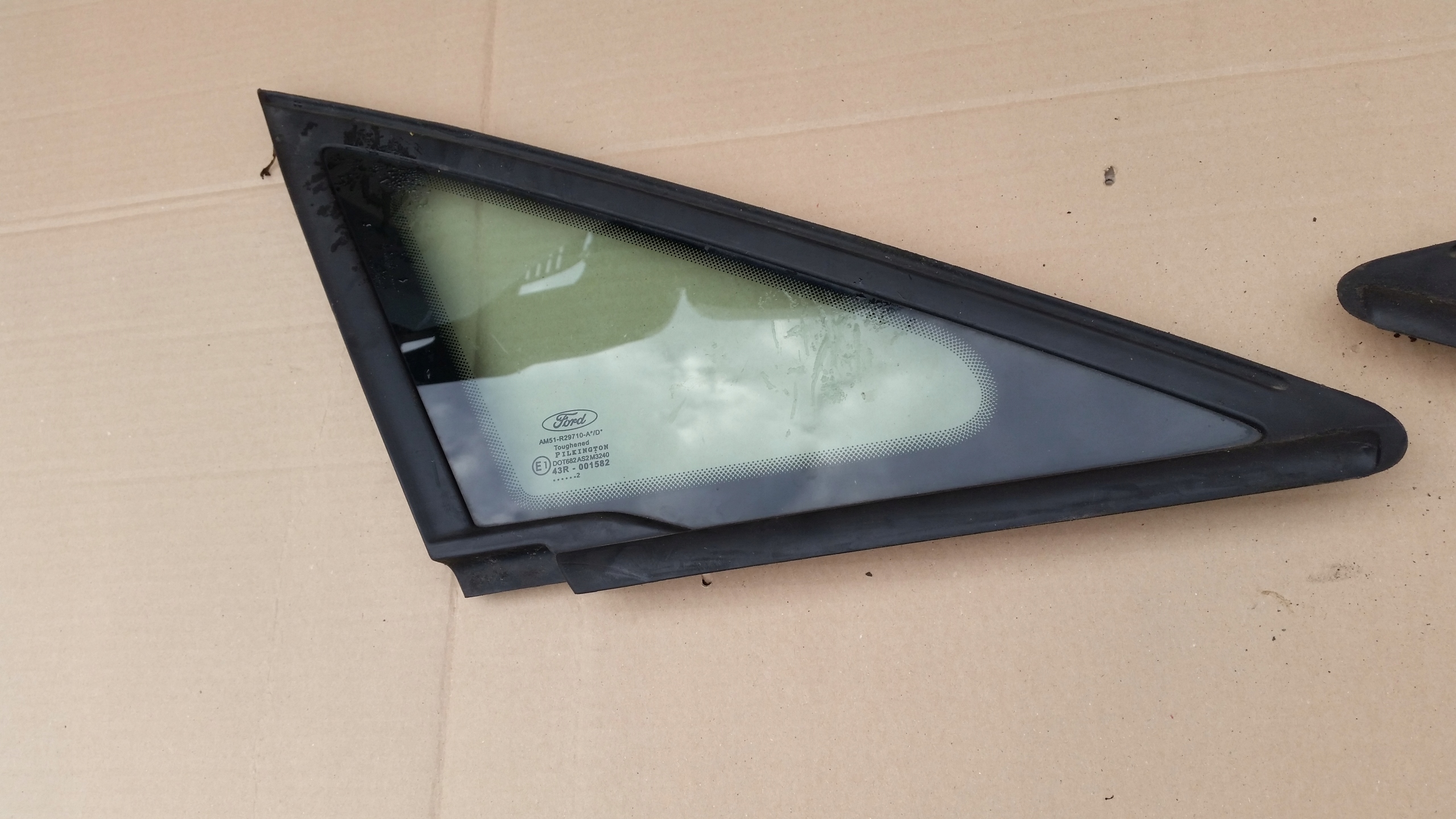 Ford OE GV44-S29751-B стекло кузова левый