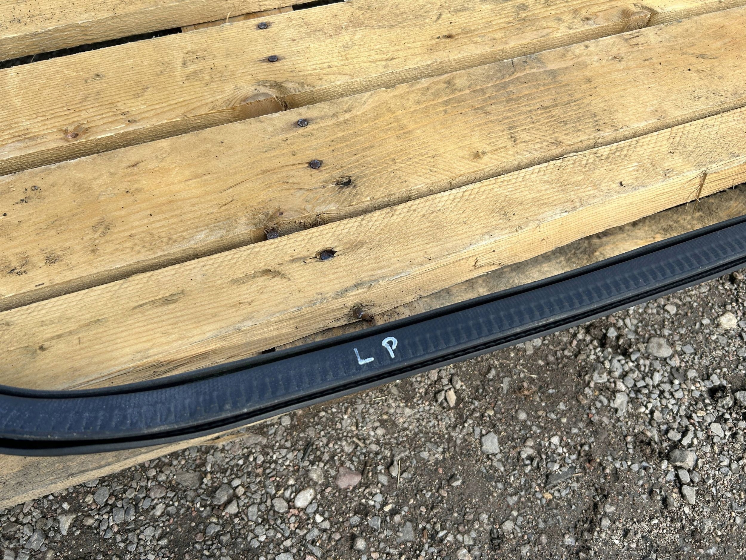 gasket door front front left Lincoln Continental 2017r