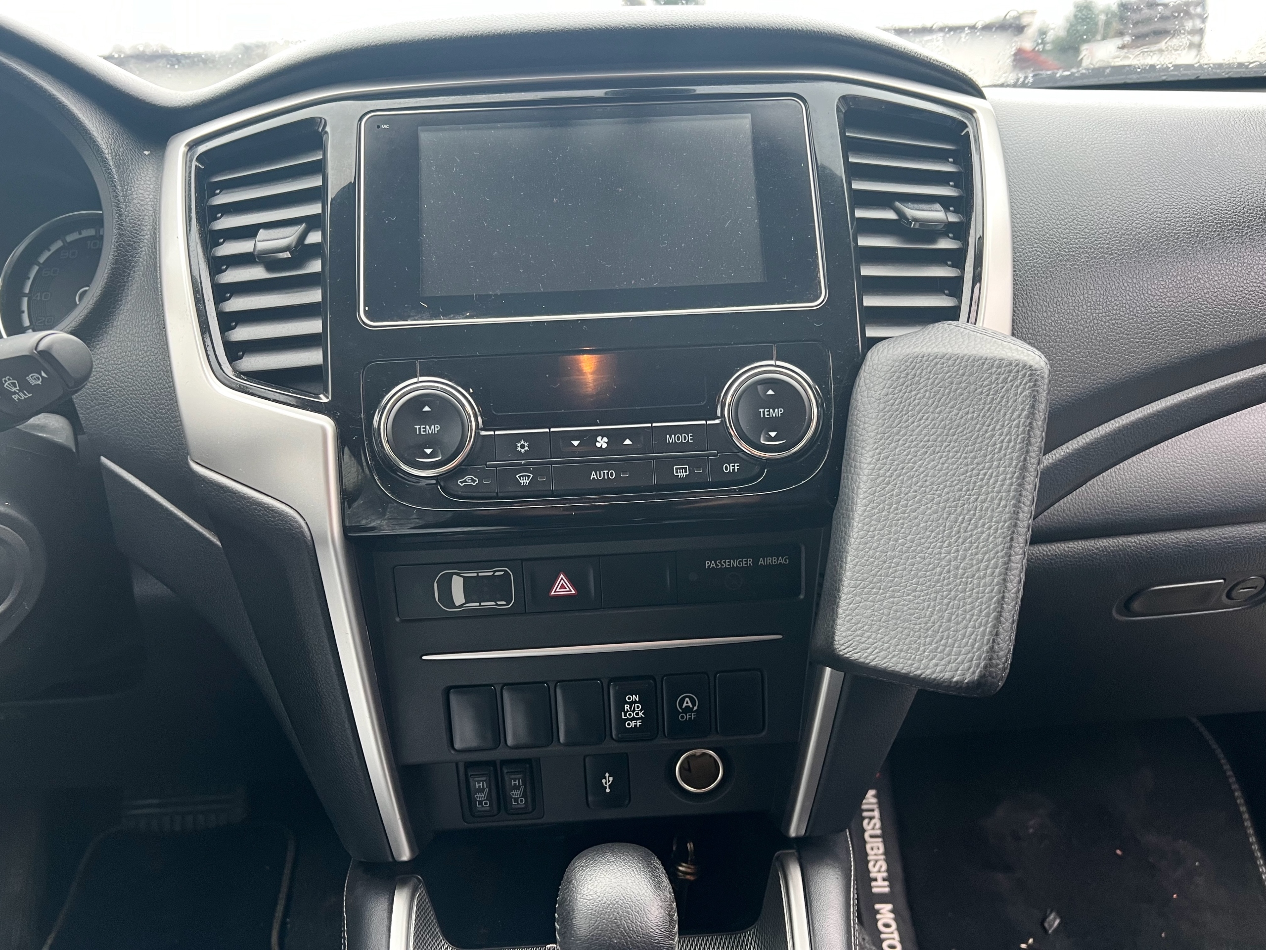 Držák na telefon Kuda Mitsubishi L200 od roku 2019