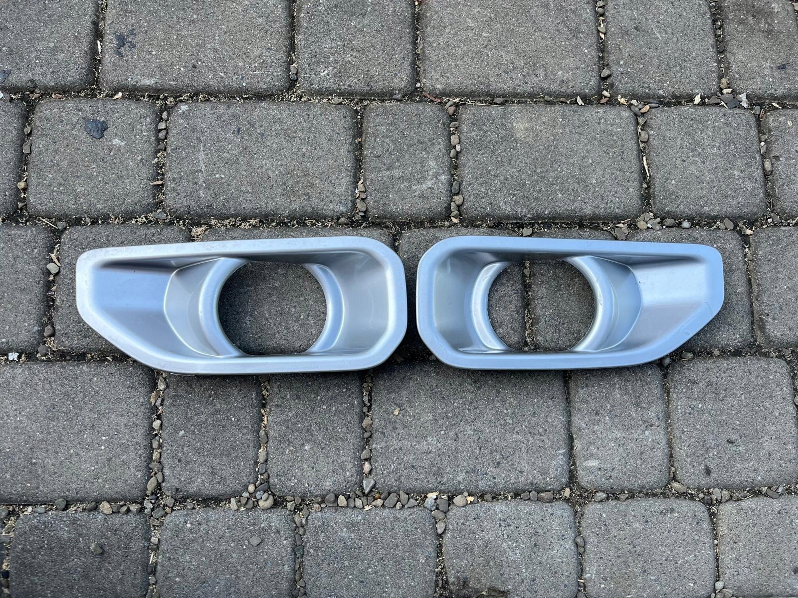 RAMKA HALOGENU OSŁONA OBRAMÓWKA PRAWA LEWA JEEP WRANGLER JL GLADIATOR