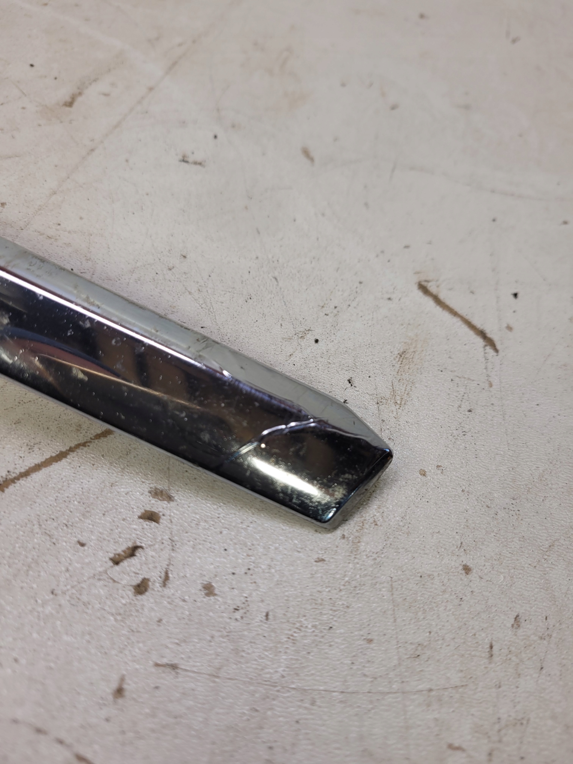 lišta nárazníku levá AUDI A6 C6 LIFT 4F0853065