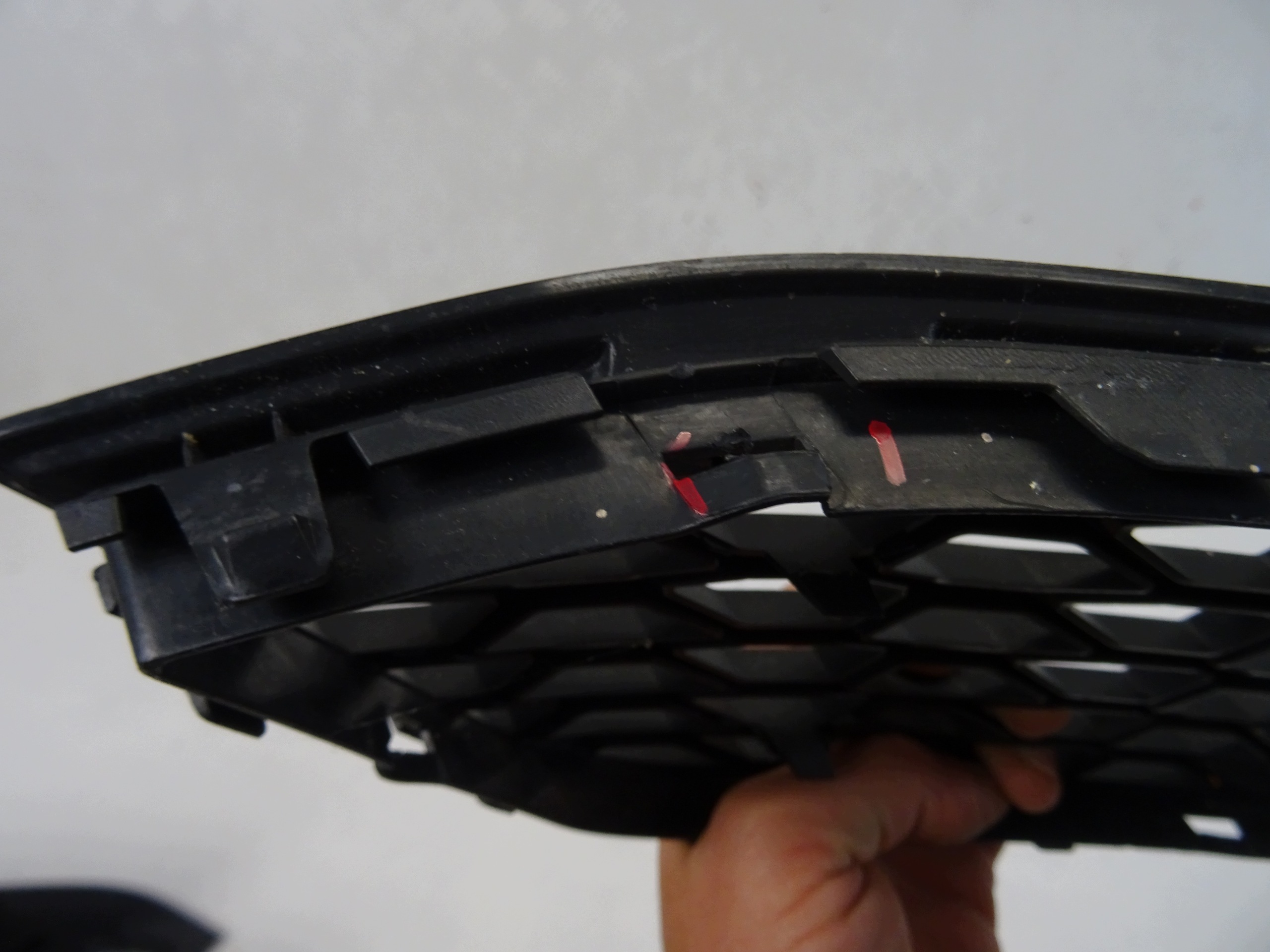 grid of a bumper front left AUDI TTS 8S 8S0807681