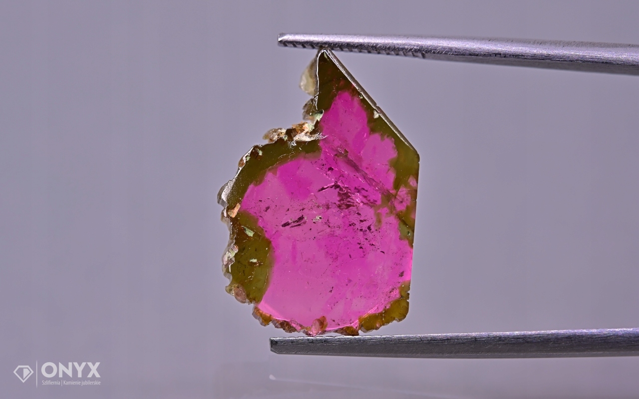 Turmalín nepravidelná deska 19x13 mm