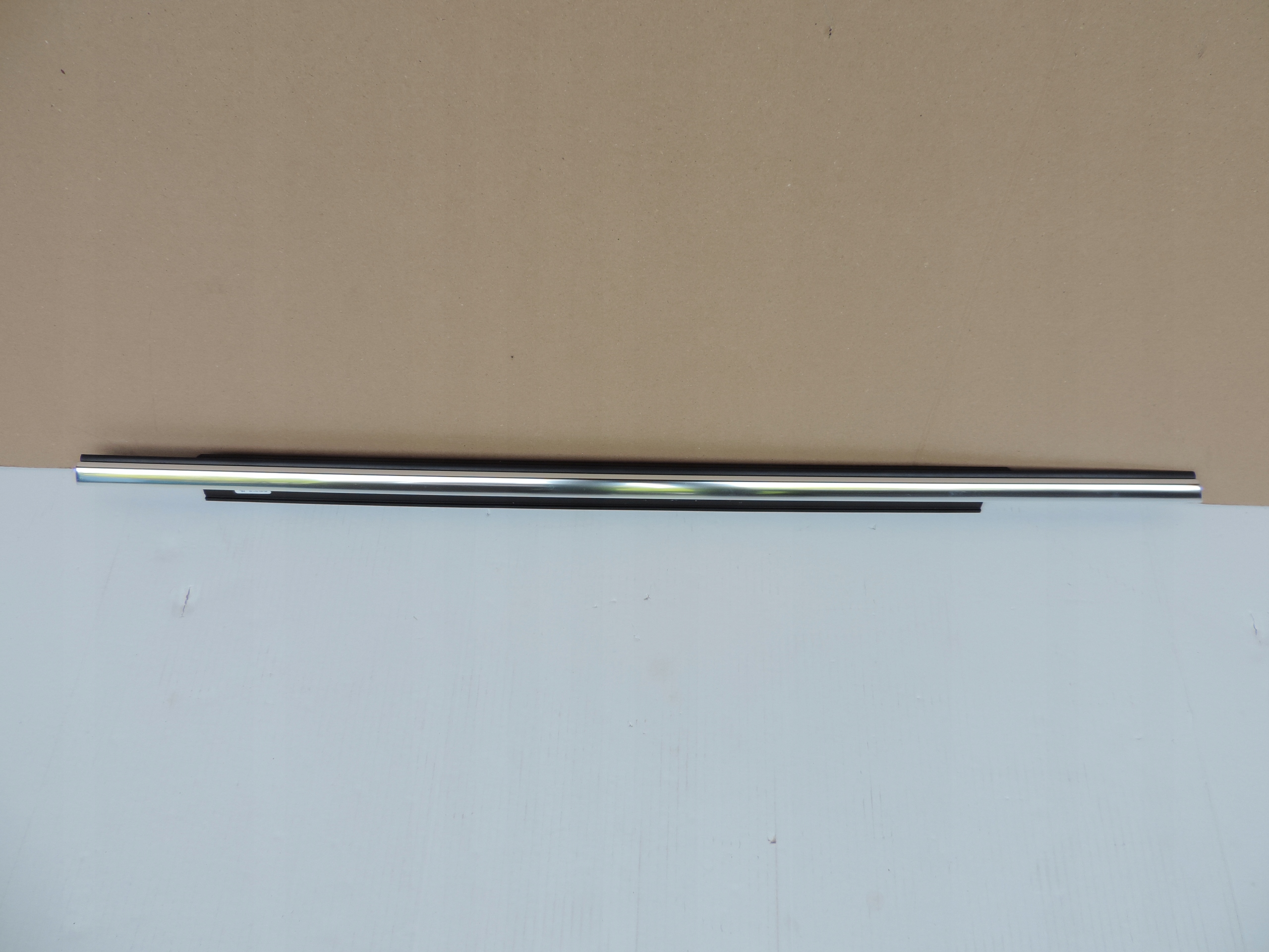 AUDI Q5r0 НАКЛАДКА ZGARNIAJACA ДВЕРИ ЛЕВА ЗАД.