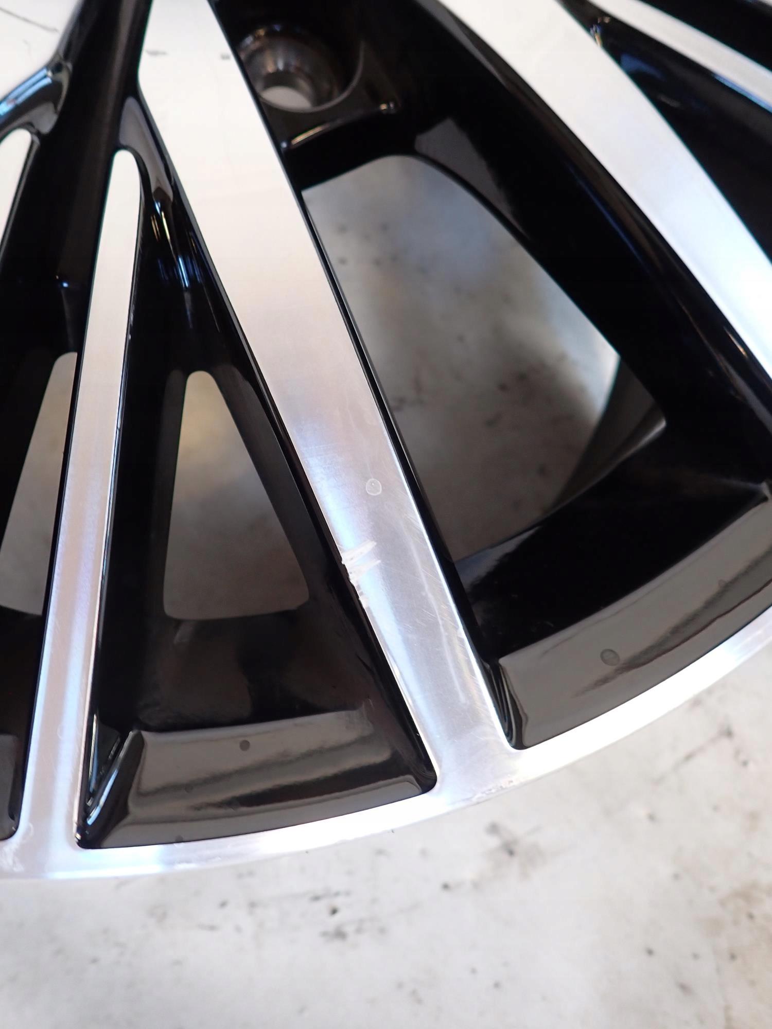 VW 5GE601025CD 6.5Jx16H2 ET46 16" disk hliníkový