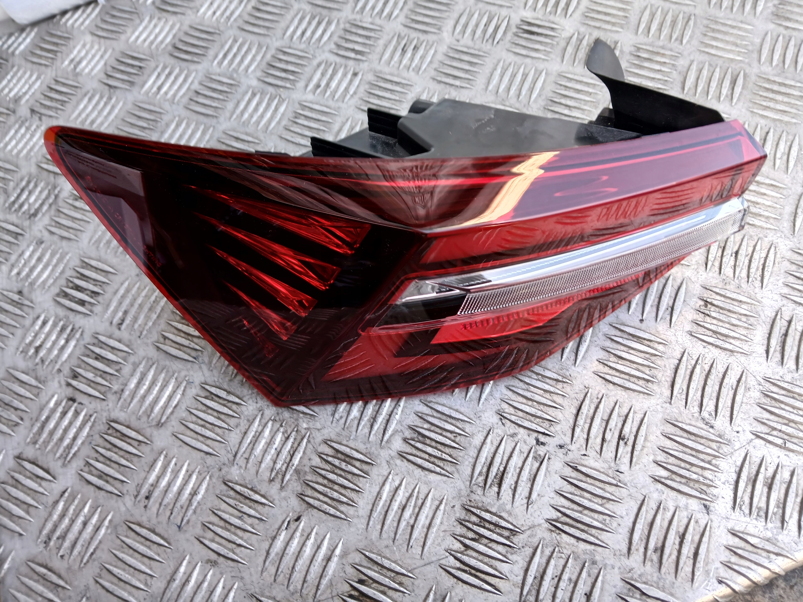 Skoda KaroQ light left rear part rear lift 57A945207D