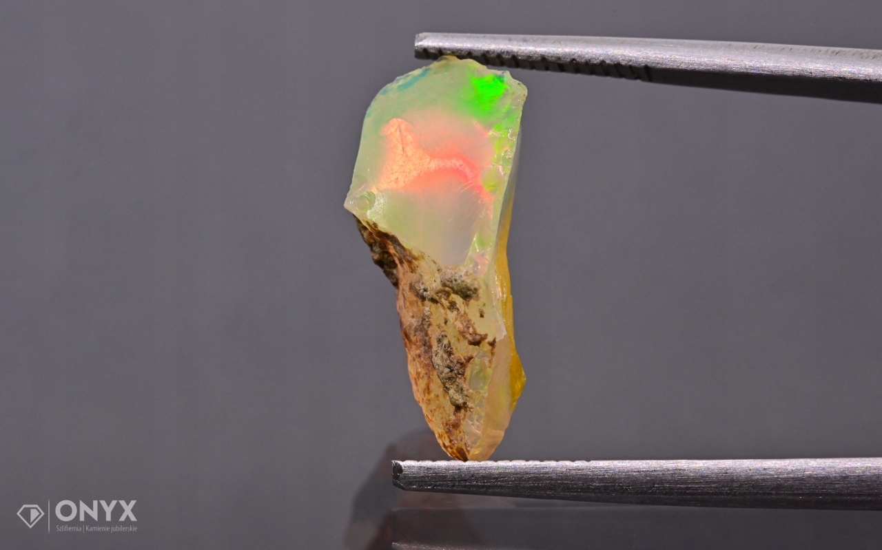 Opal z Etiopie hrudka 16,5x9 mm