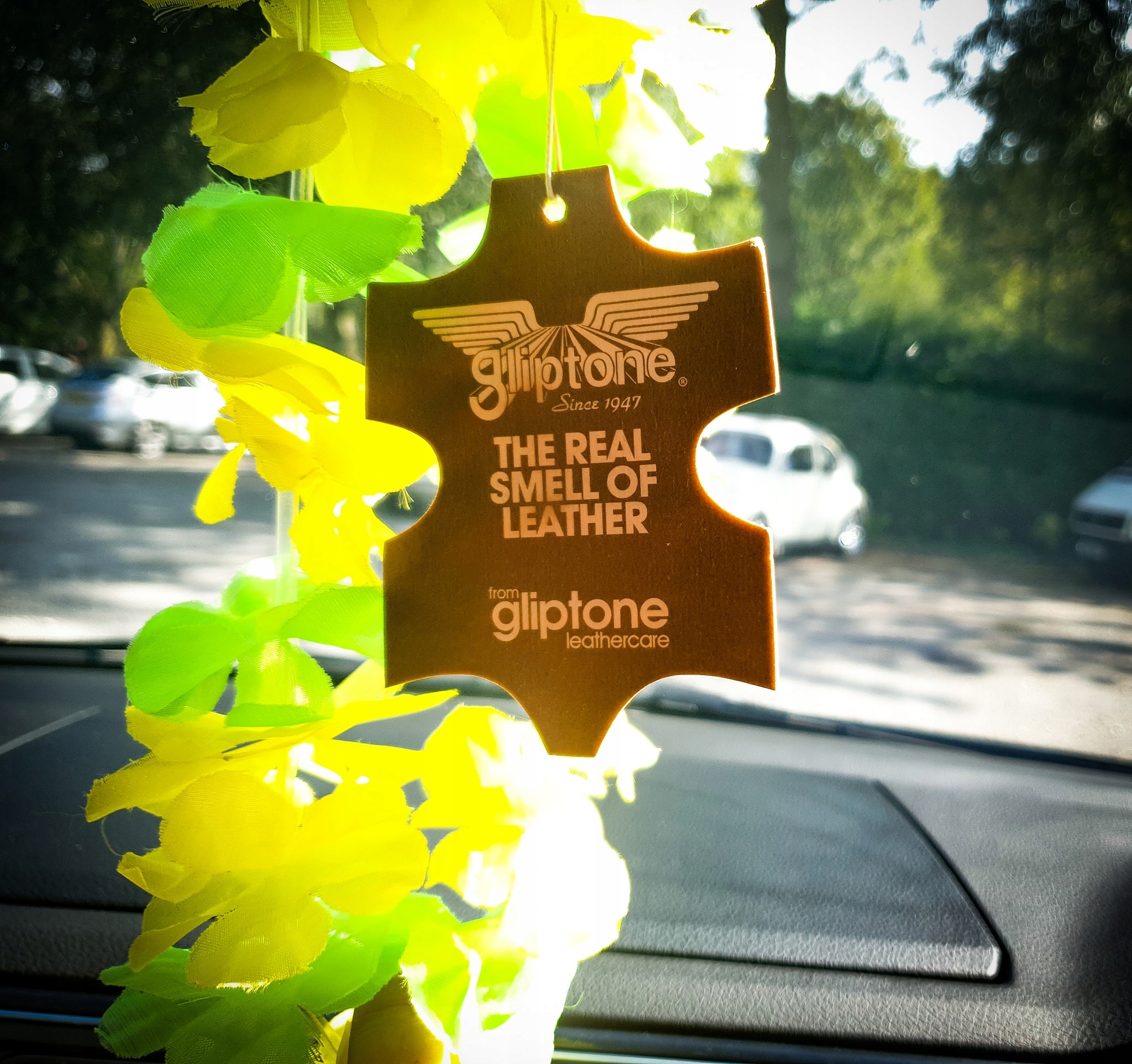 GLIPTONE ODŚWIEŻACZ SAMOCHODOWY ZAPACH ZAWIESZKA O ZAPACHU NOWEJ SKÓRY Rodzaj czyszczenie skóry