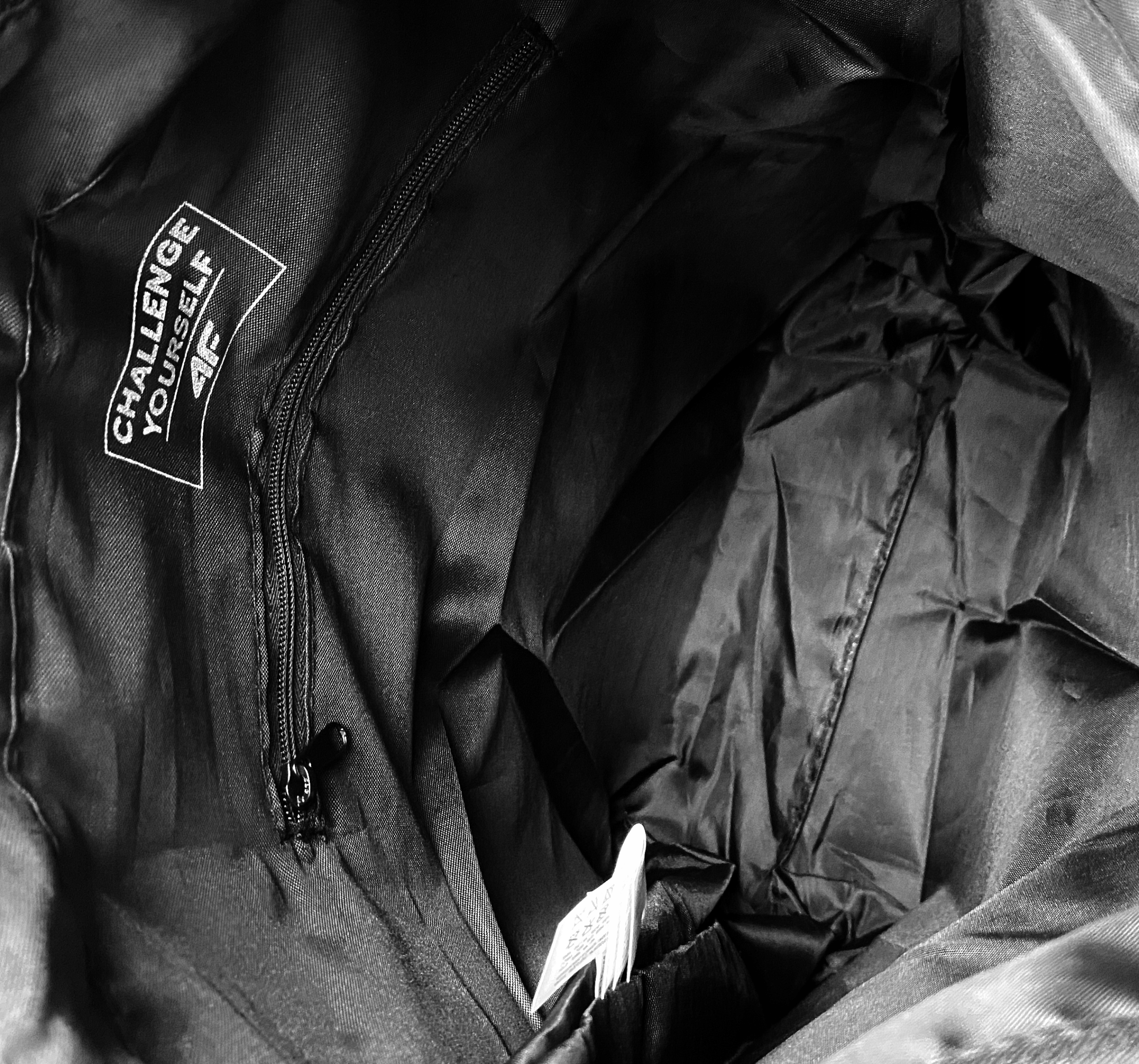 4F MIEJSKA SPORTOWA STYLOWA TORBA NA RAMIĘ PIKOWANA CZARNA SHOPPER BAG 21L Materiał dominujący poliester