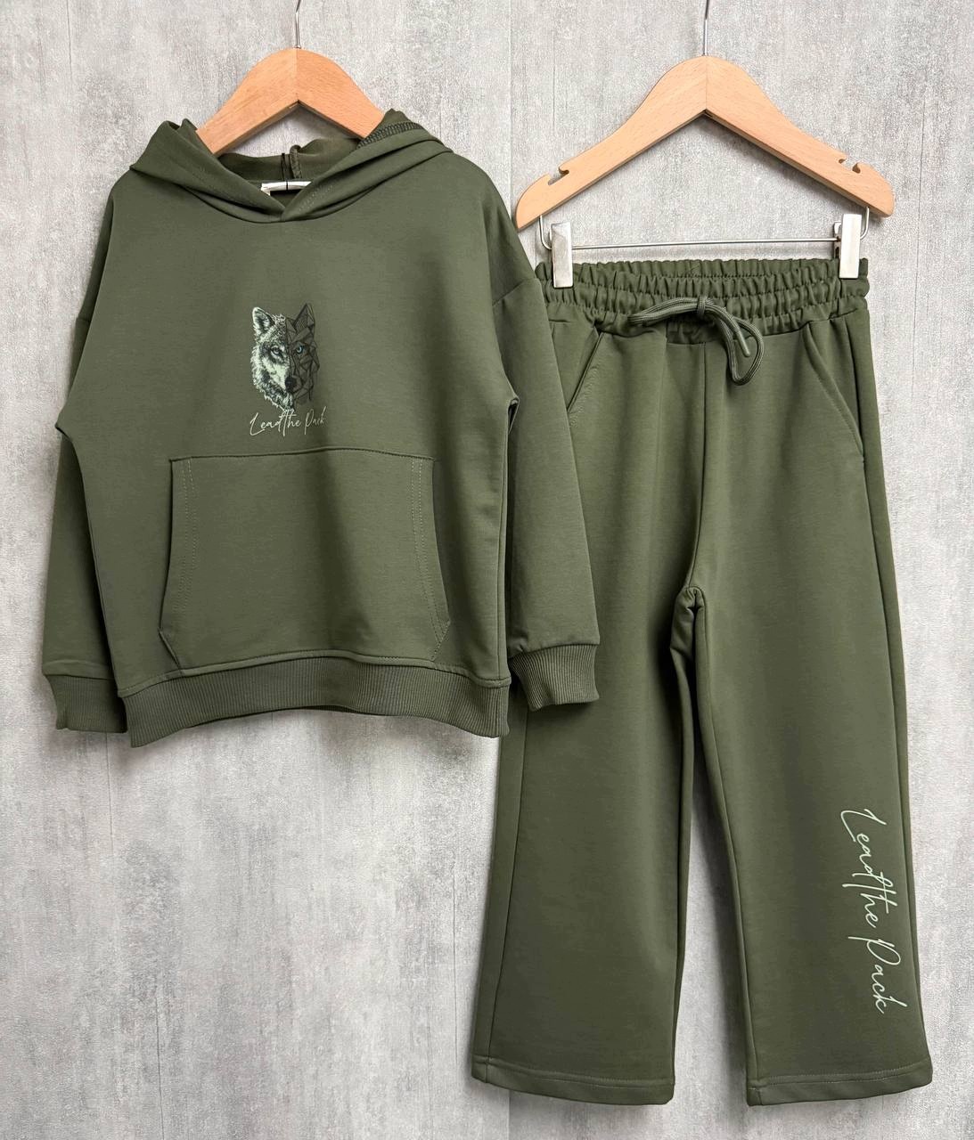 Dres chłopięcy młodzieżowy 122 bluza kaptur spodnie zielony wilk 6-7 lat