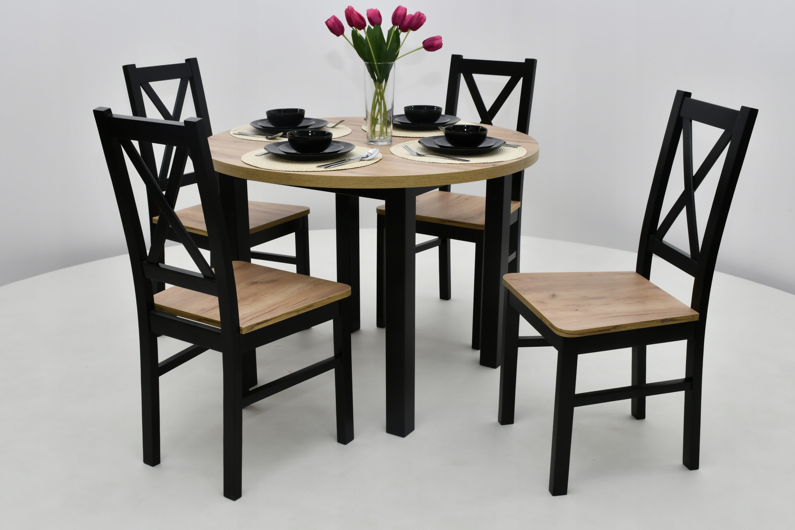 loft, krzesła krzyże , stół Poli Kształt blatu okrągły