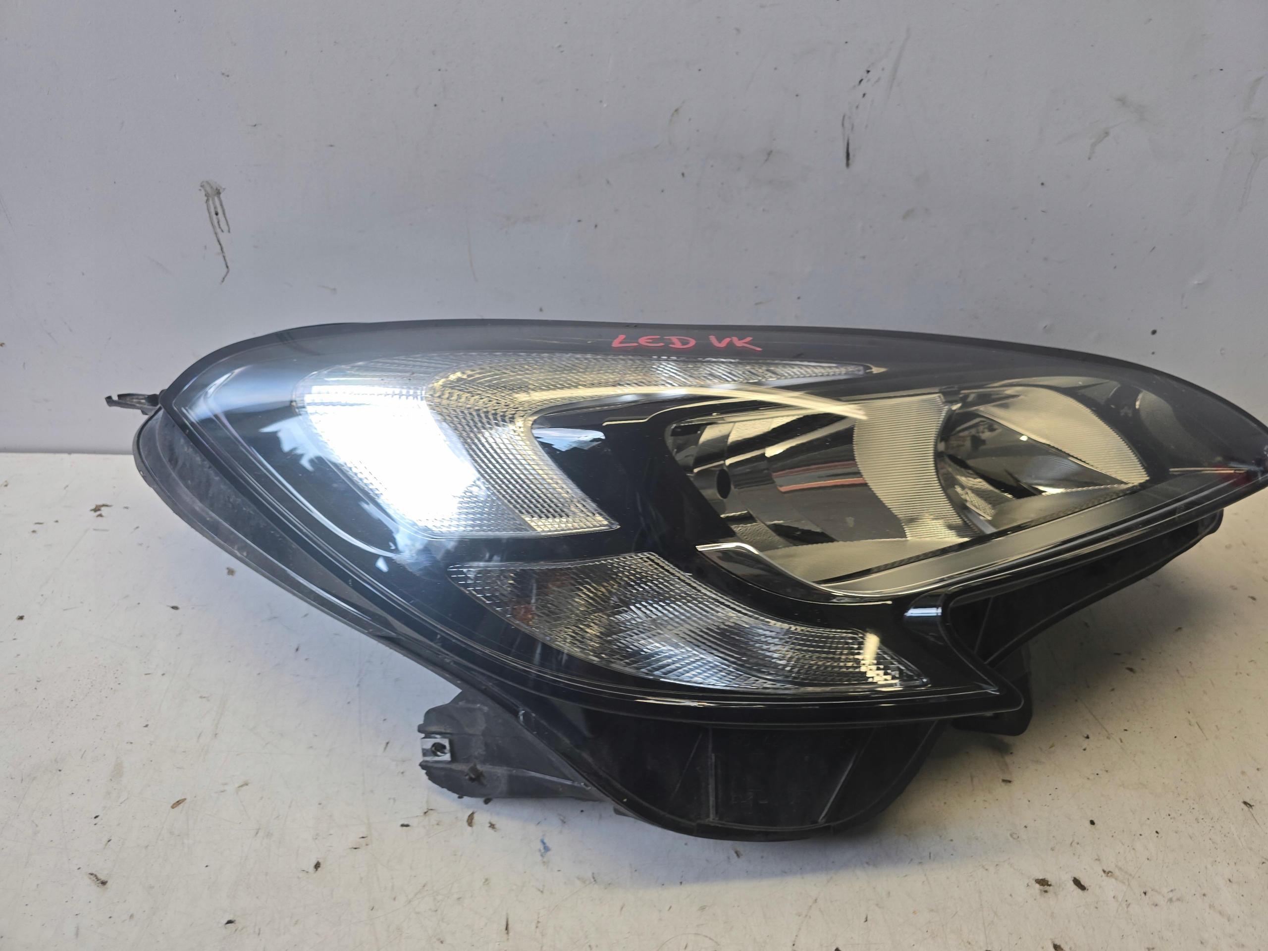 OPEL CORSA E REFLEKTOR light right front ANGLIK Z LEDEM 39108229 UK