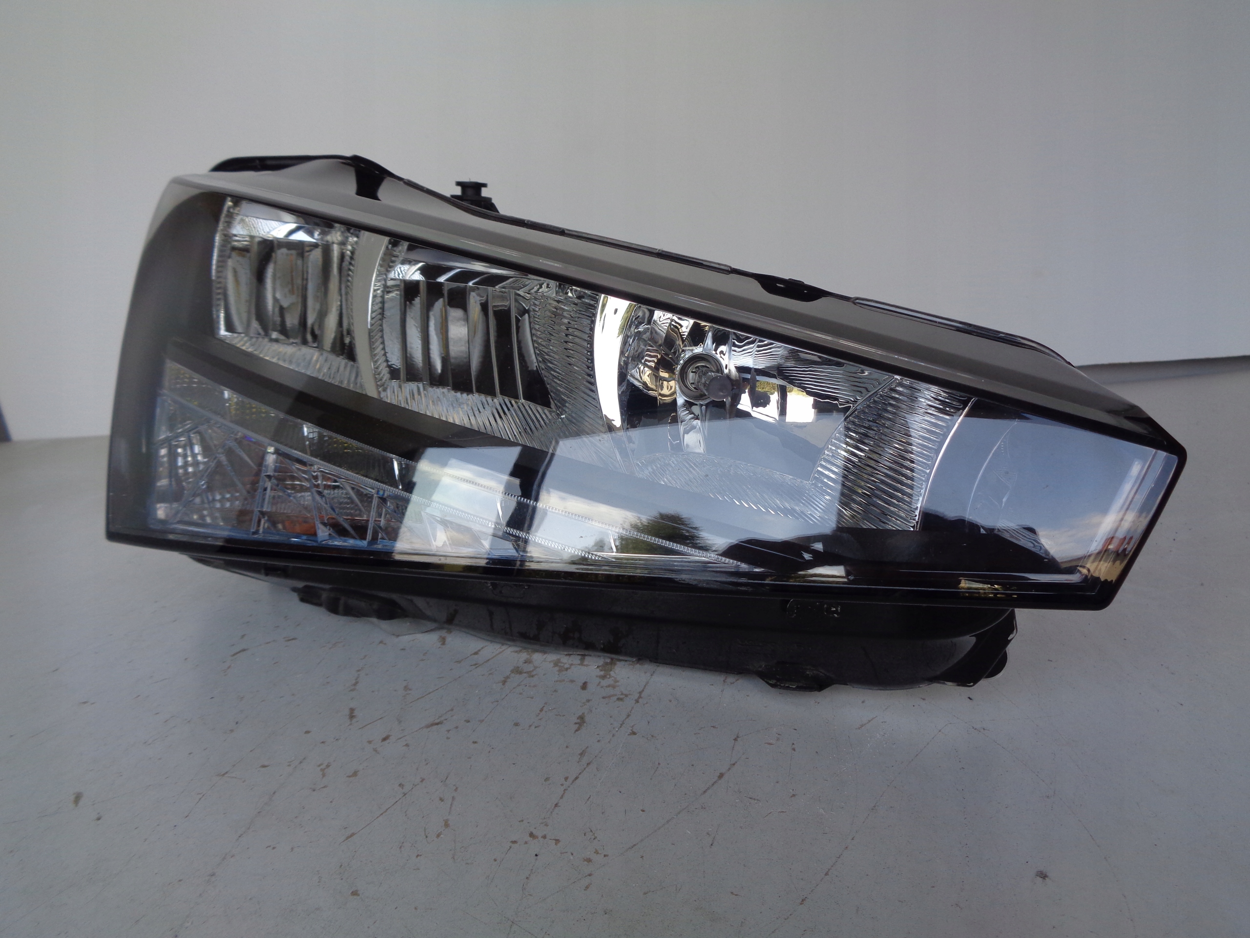 light right REFLEKTOR SKODA SCALA 657 18- LED
