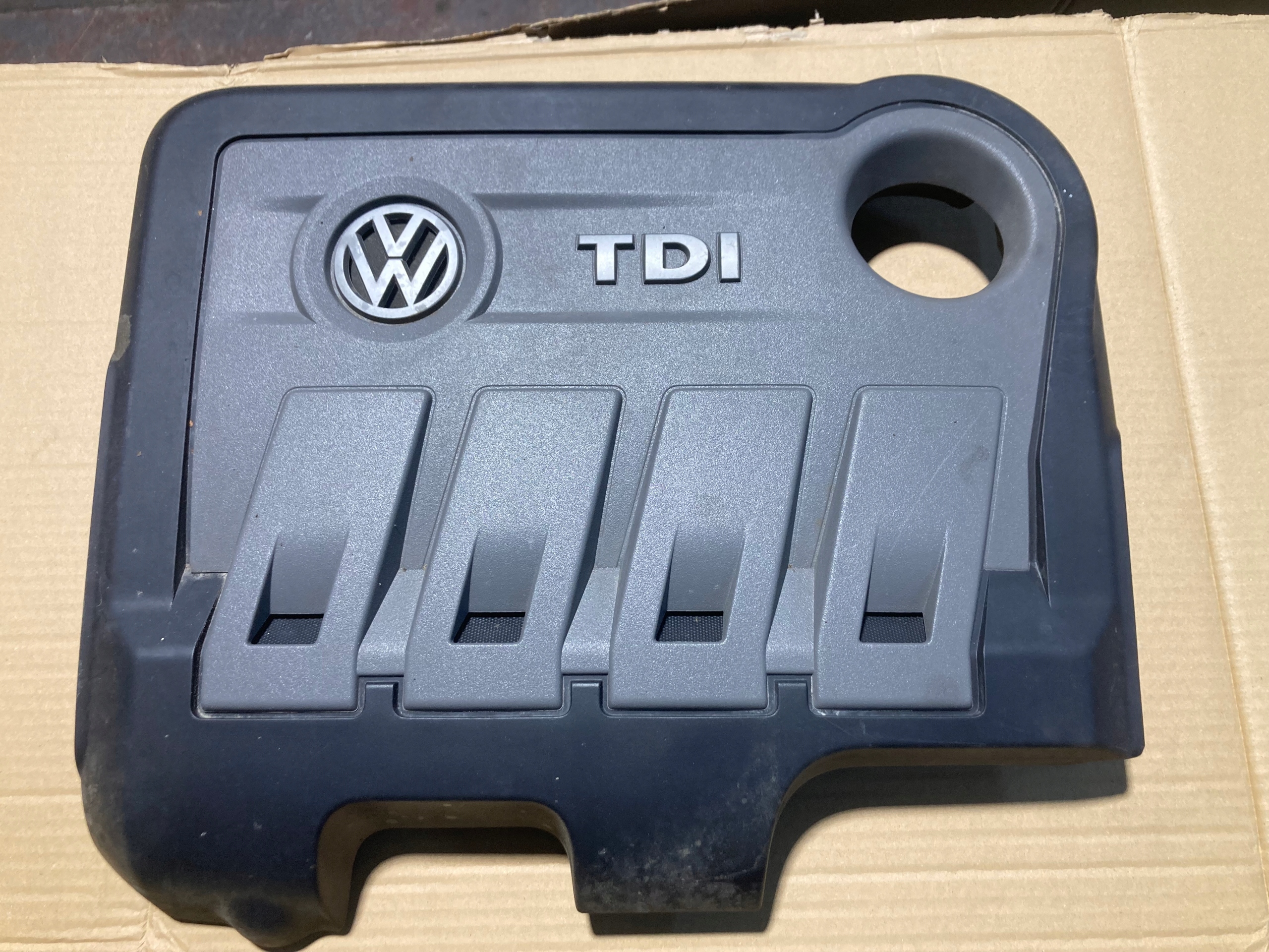 03L103925R - КРЫШКА ДВИГАТЕЛЯ VW 2.0 TDI CFF CFG