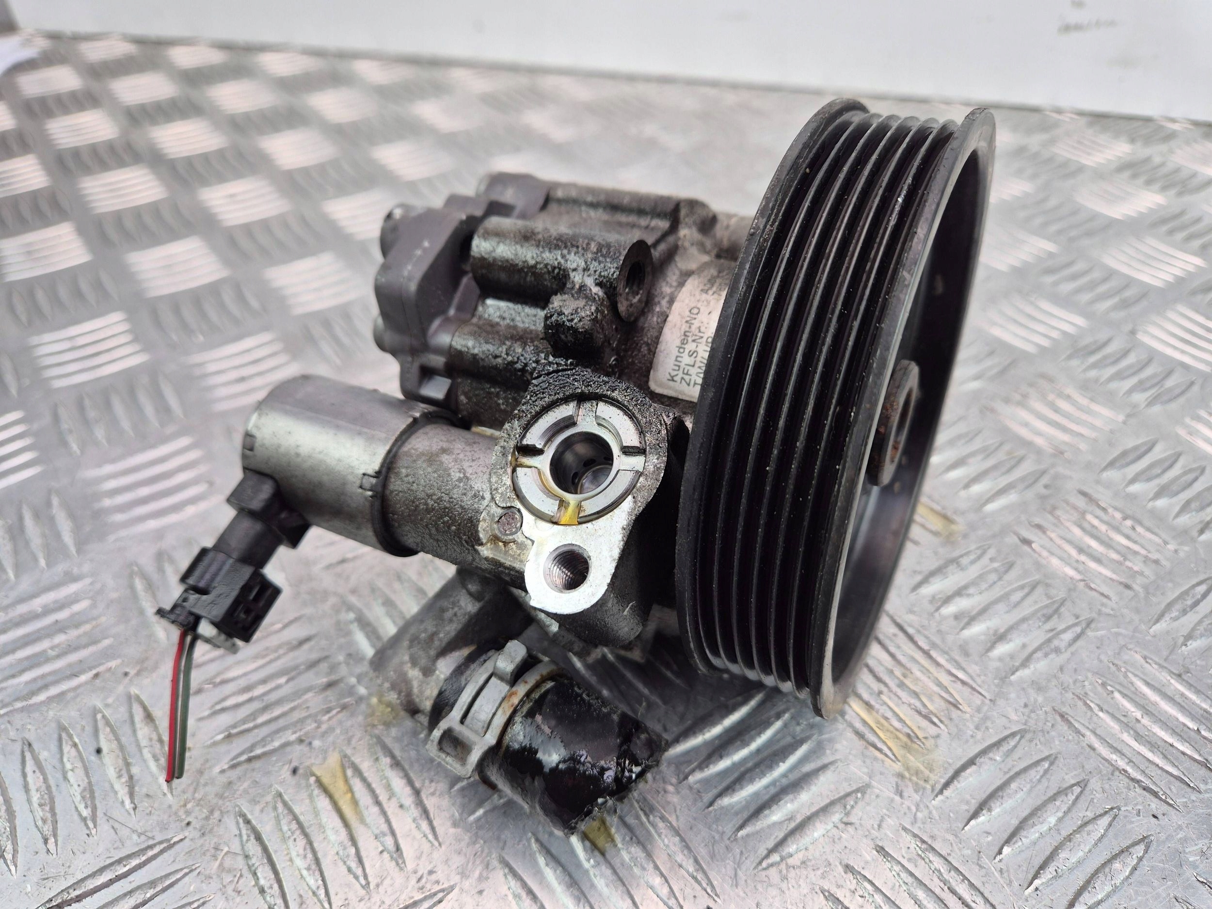 Mercedes E200 CGI W212 servo pump A0064667501