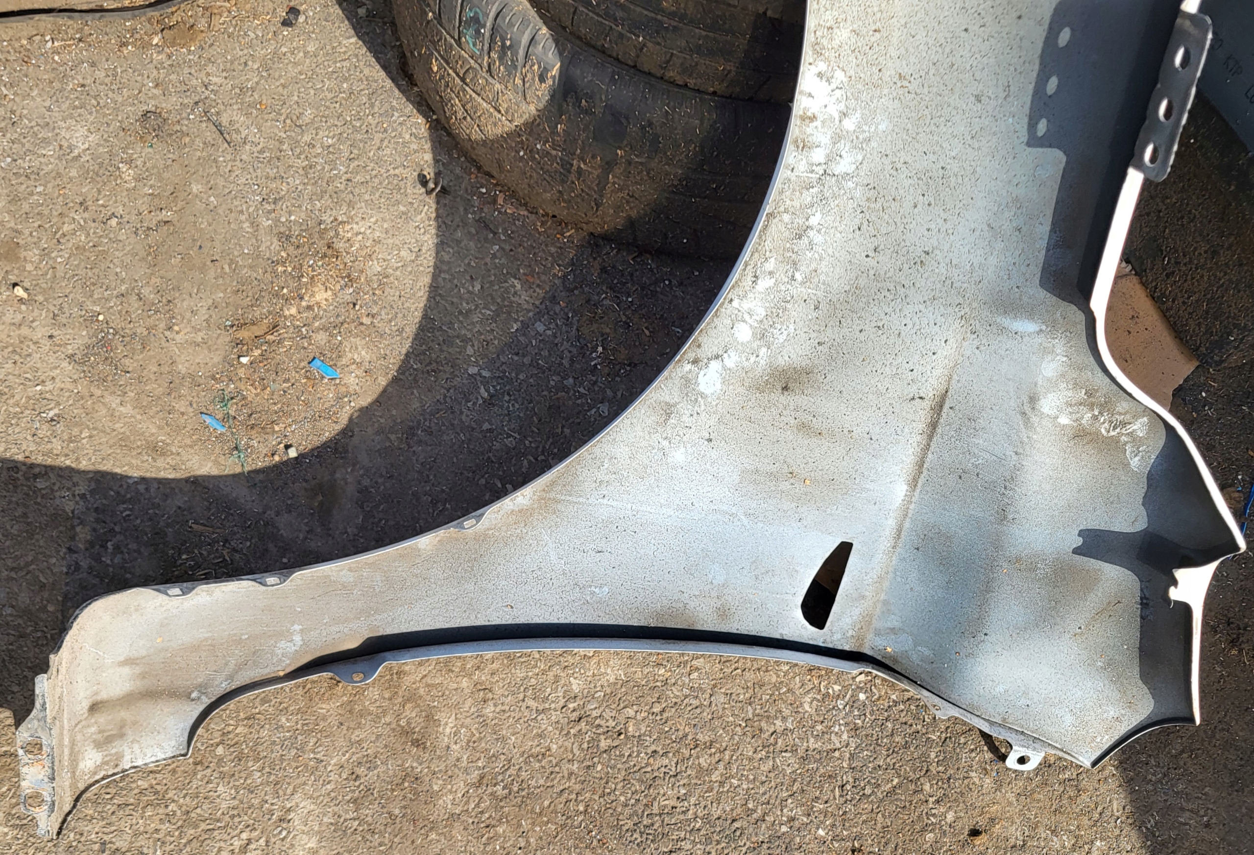 fender right front HYUNDAI i20 original BIALY