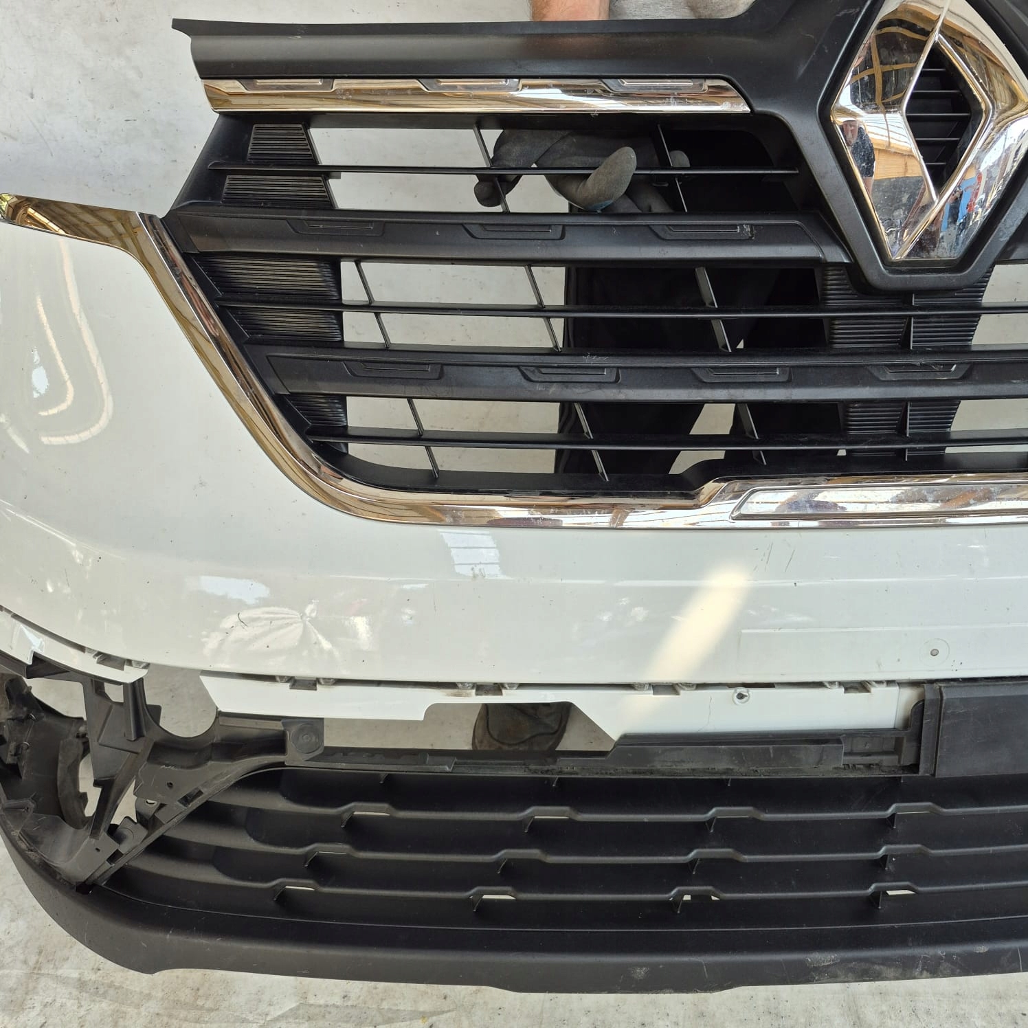 RENAULT TRAFIC IV 21- bumper front front grill 620226941R