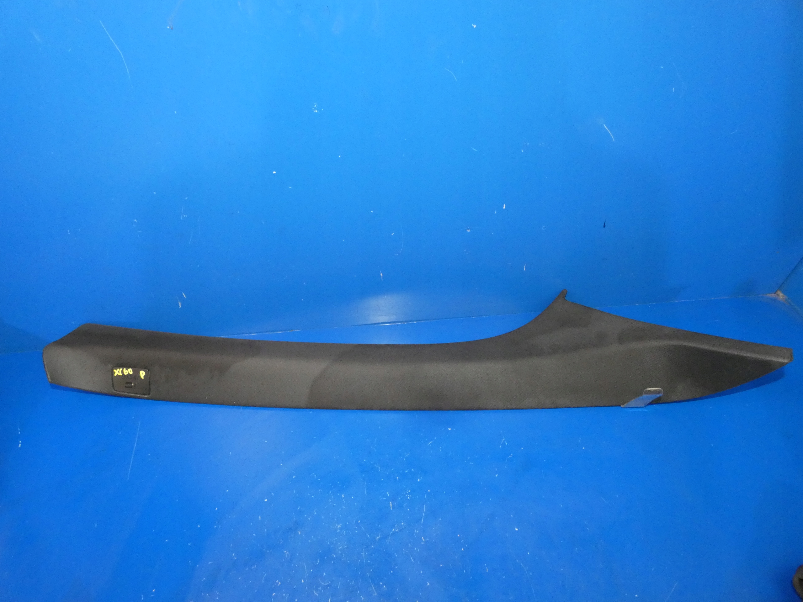 VOLVO XC60 И КРЫШКА СТОЙКИ ПРАВАЯ ПЕРЕДНЯЯ