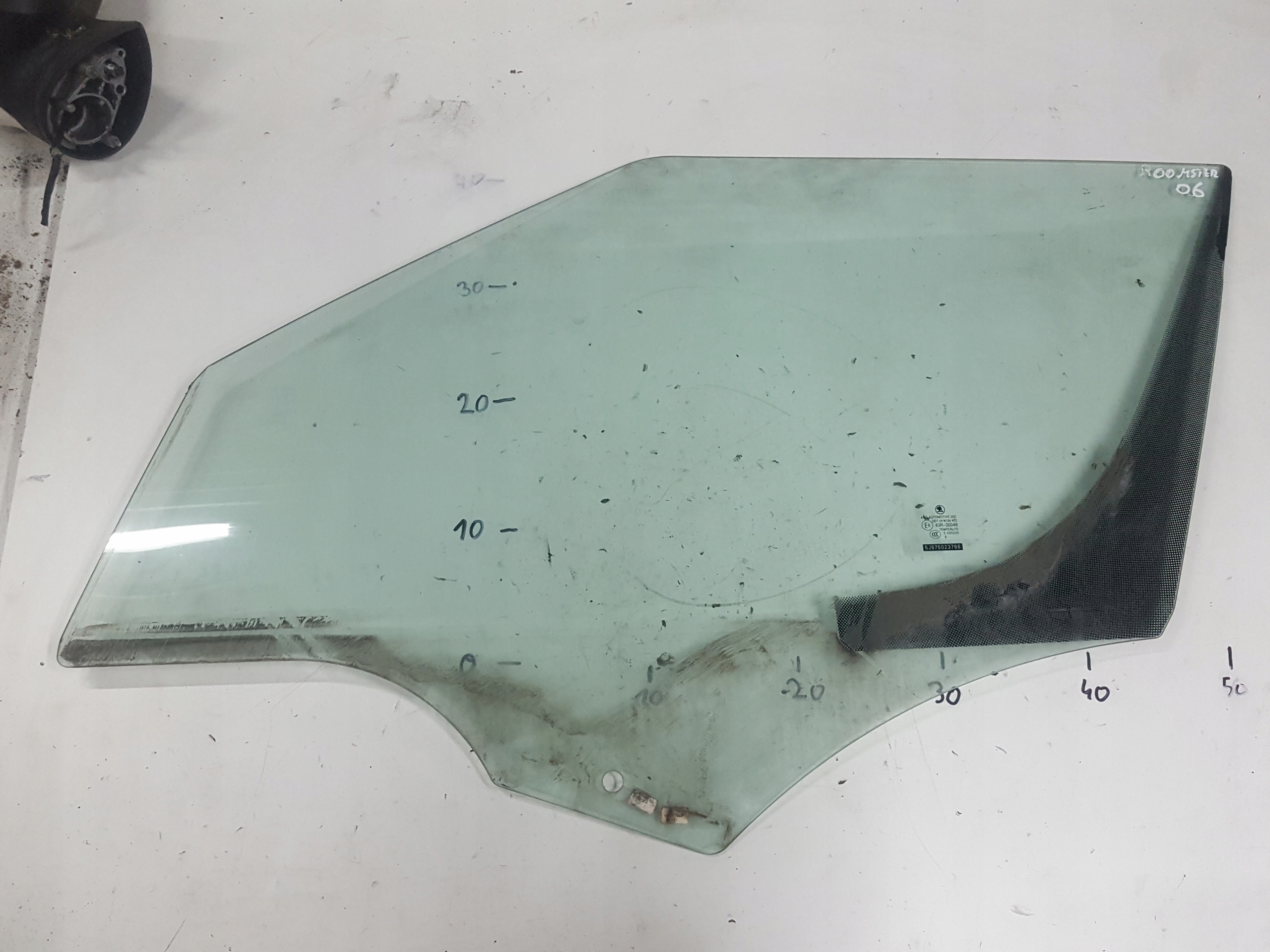 SKODA ROOMSTER 06r стекло передней левой двери