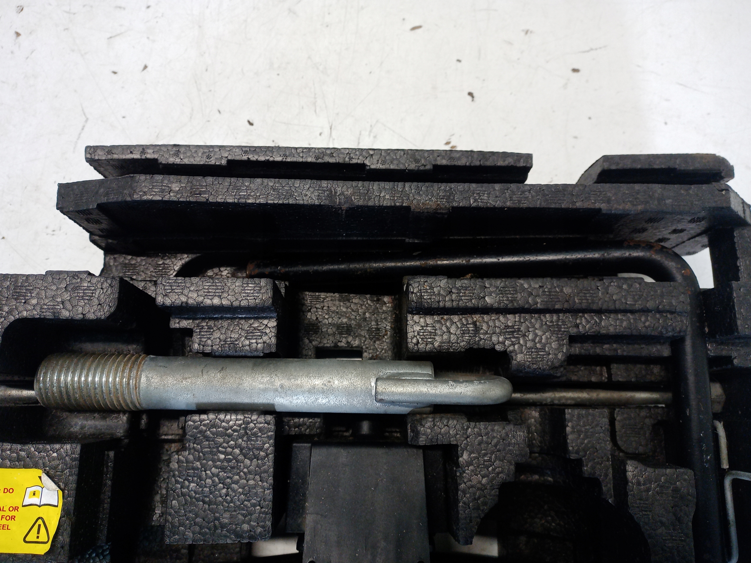 ZASOBNIK LEWAREK KLUCZ UCHO RENAULT MASTER III Kod producenta ---