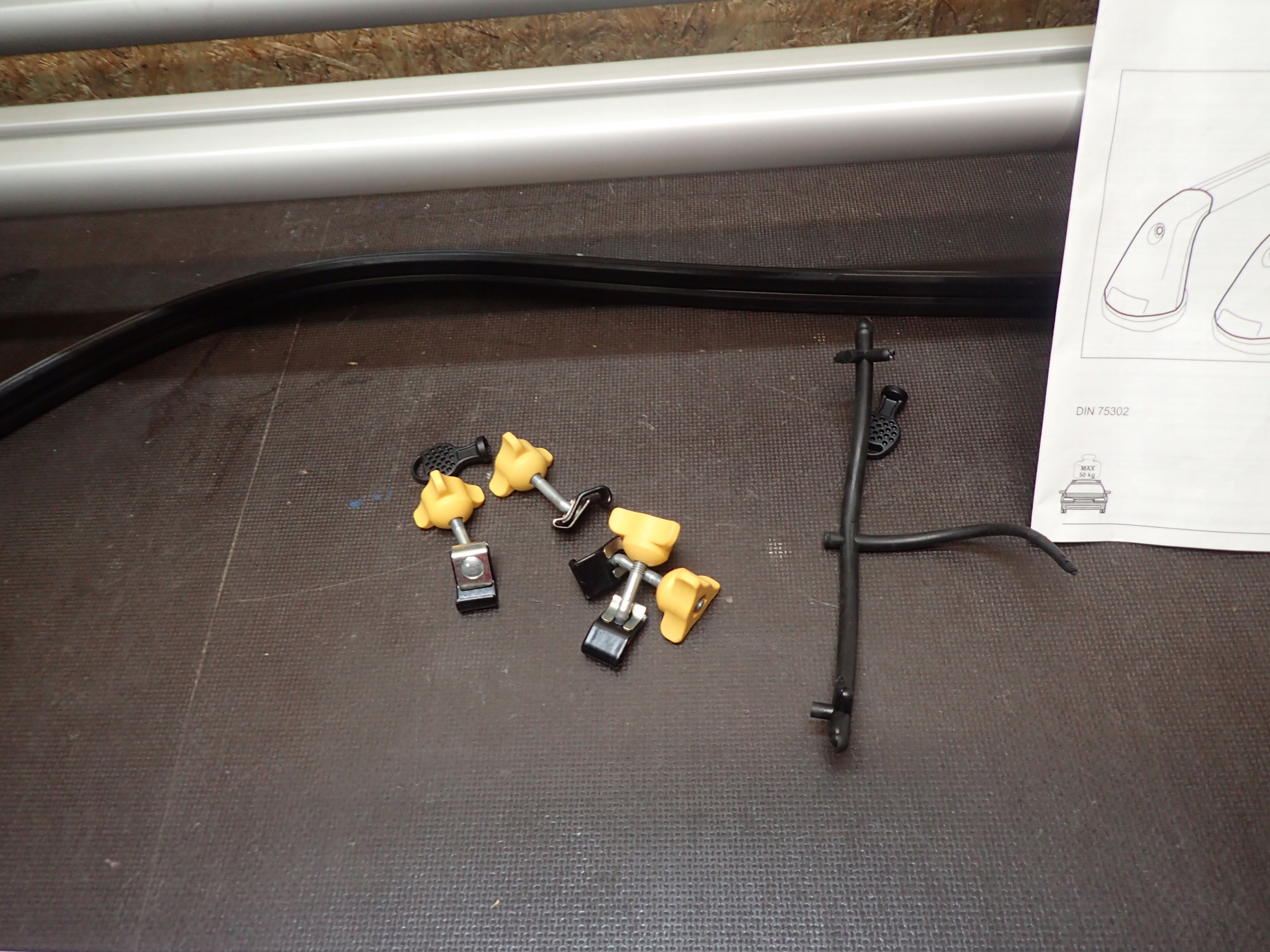 RELINGI DACHOWE BELKI SUZUKI SWIFT MK7 Numer katalogowy części 990E0-68L33-000