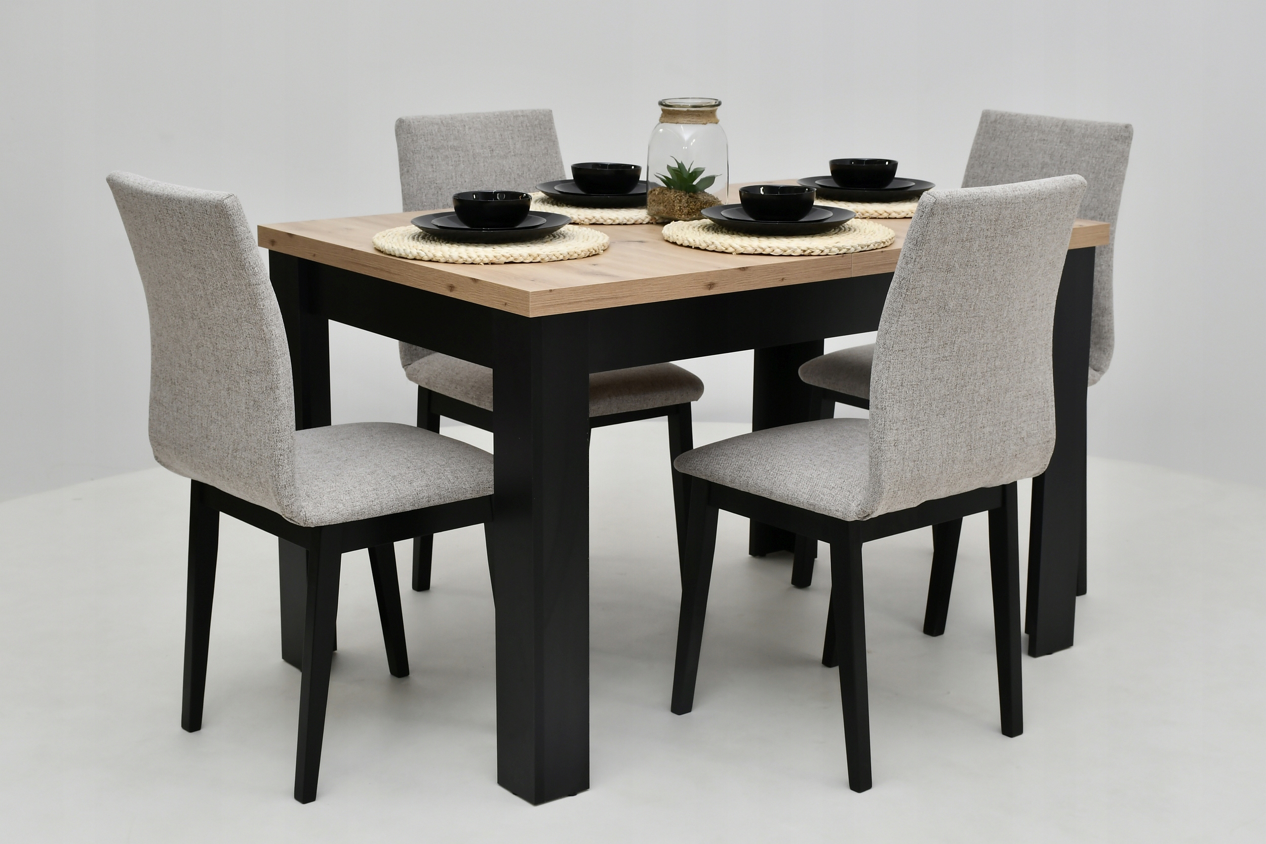 Profilowane, w pełni tapicerowane krzesła, stół Długość stołu 120 cm