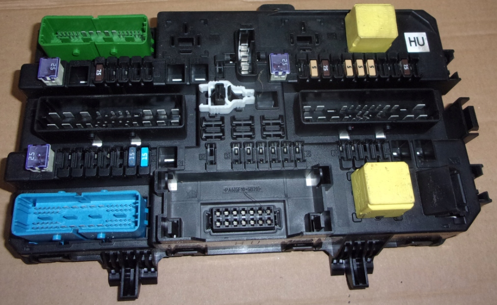 БЛОК ЗАПОБІЖНИКІВ OPEL ASTRA H 13220832 HU