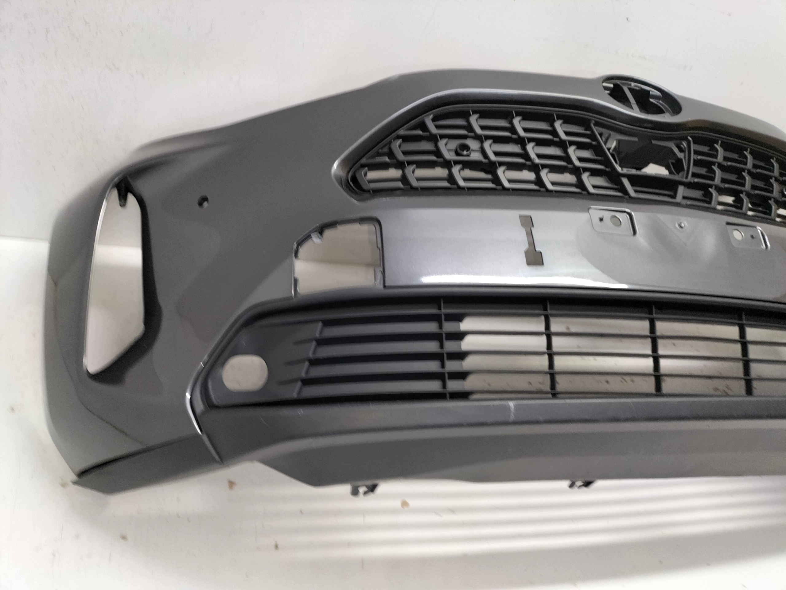 front bumper front TOYOTA YARIS CROSS 20- wersja below sensors PDC