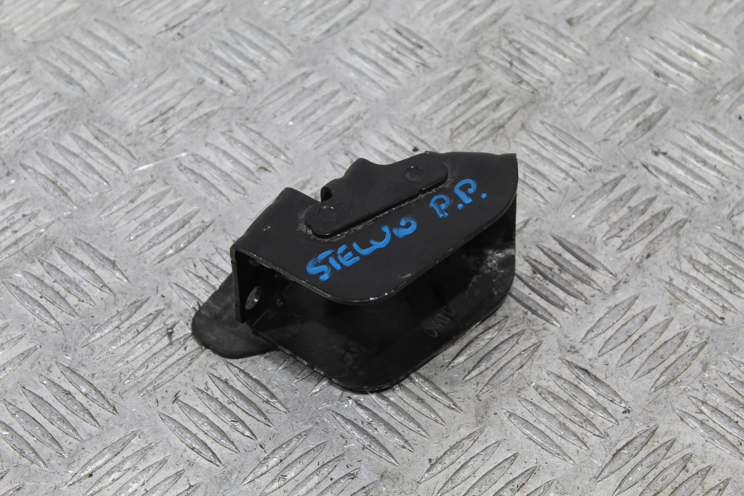 SUPPORT PLAQUE RADIATEUR DROITE AVANT STELVIO