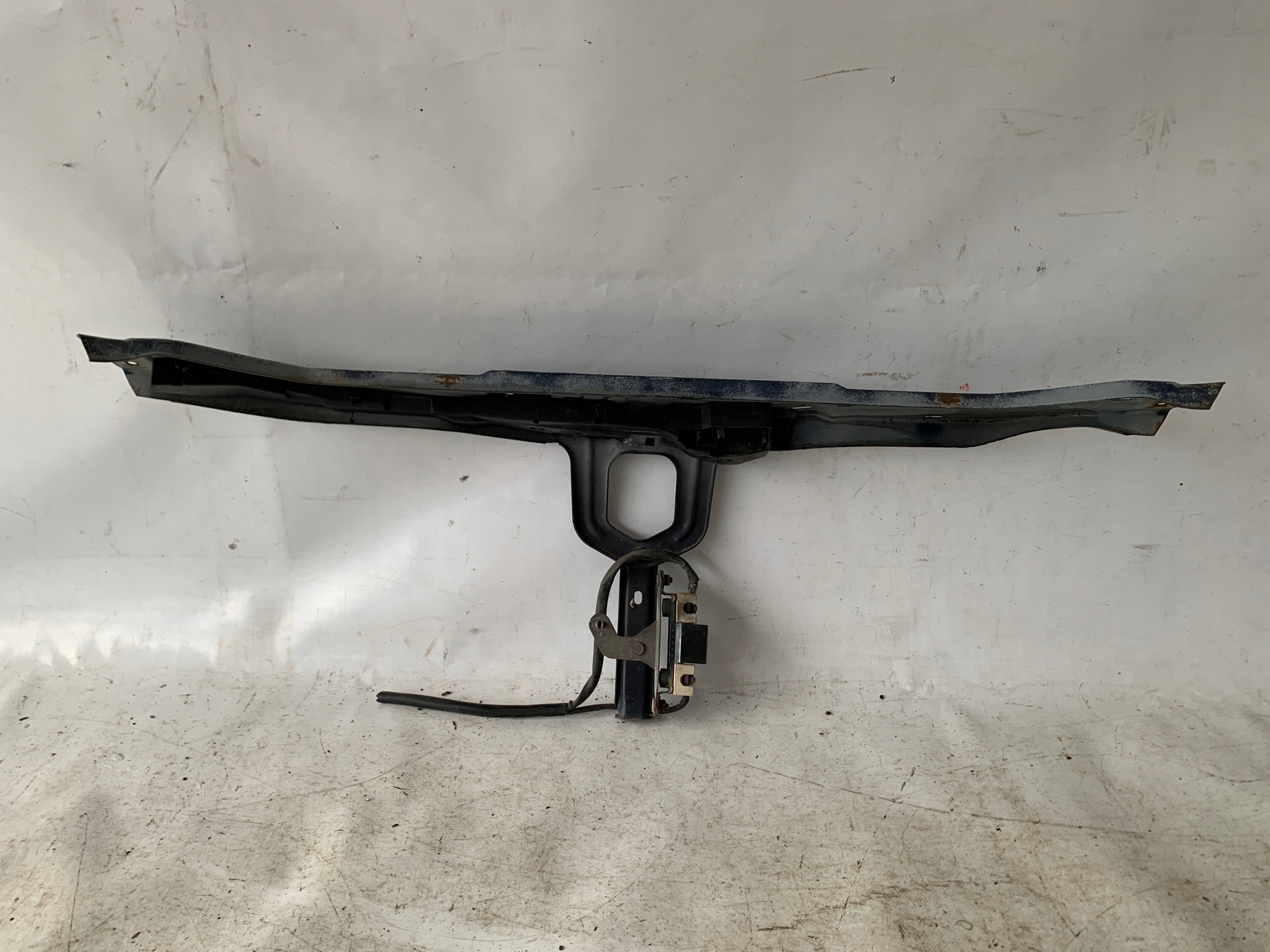 # console supports front MERCEDES C-KLASA 202