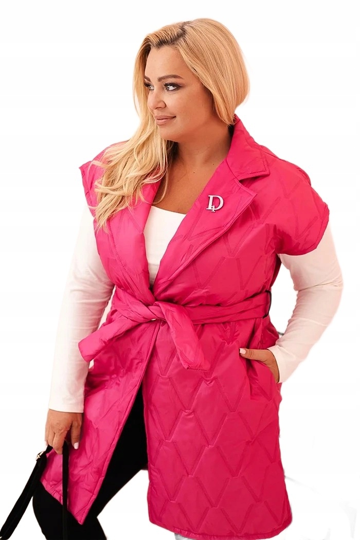 Růžová dámská vesta Plus Size je elegantní prošívaná s páskem