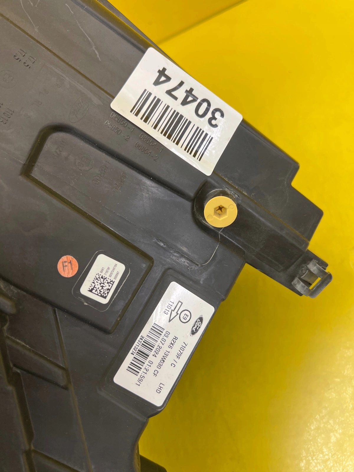 Ford Courier 2023- light left front Zwykla R2X613W030CF
